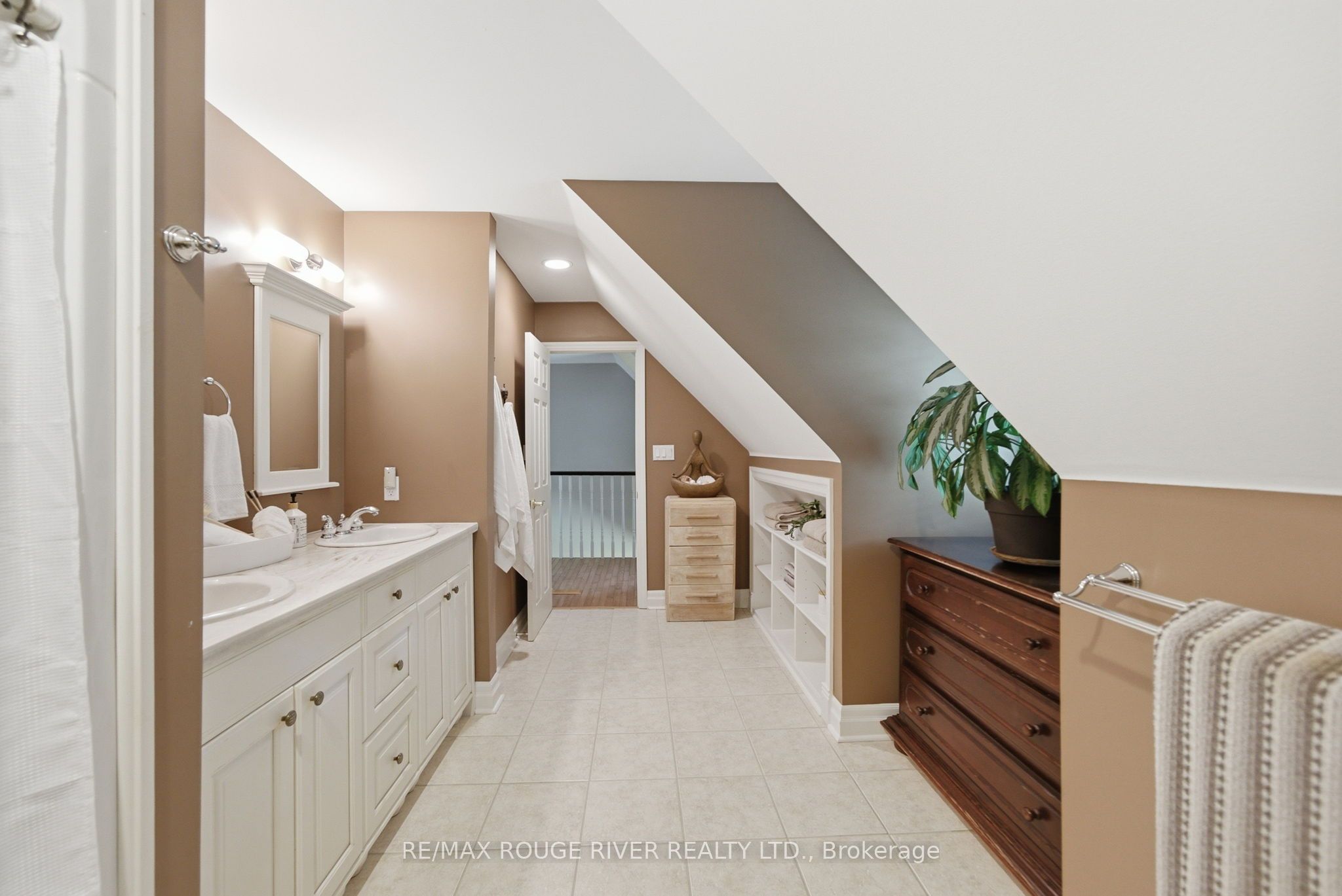 2774 Les Davey Road Property Photo 27