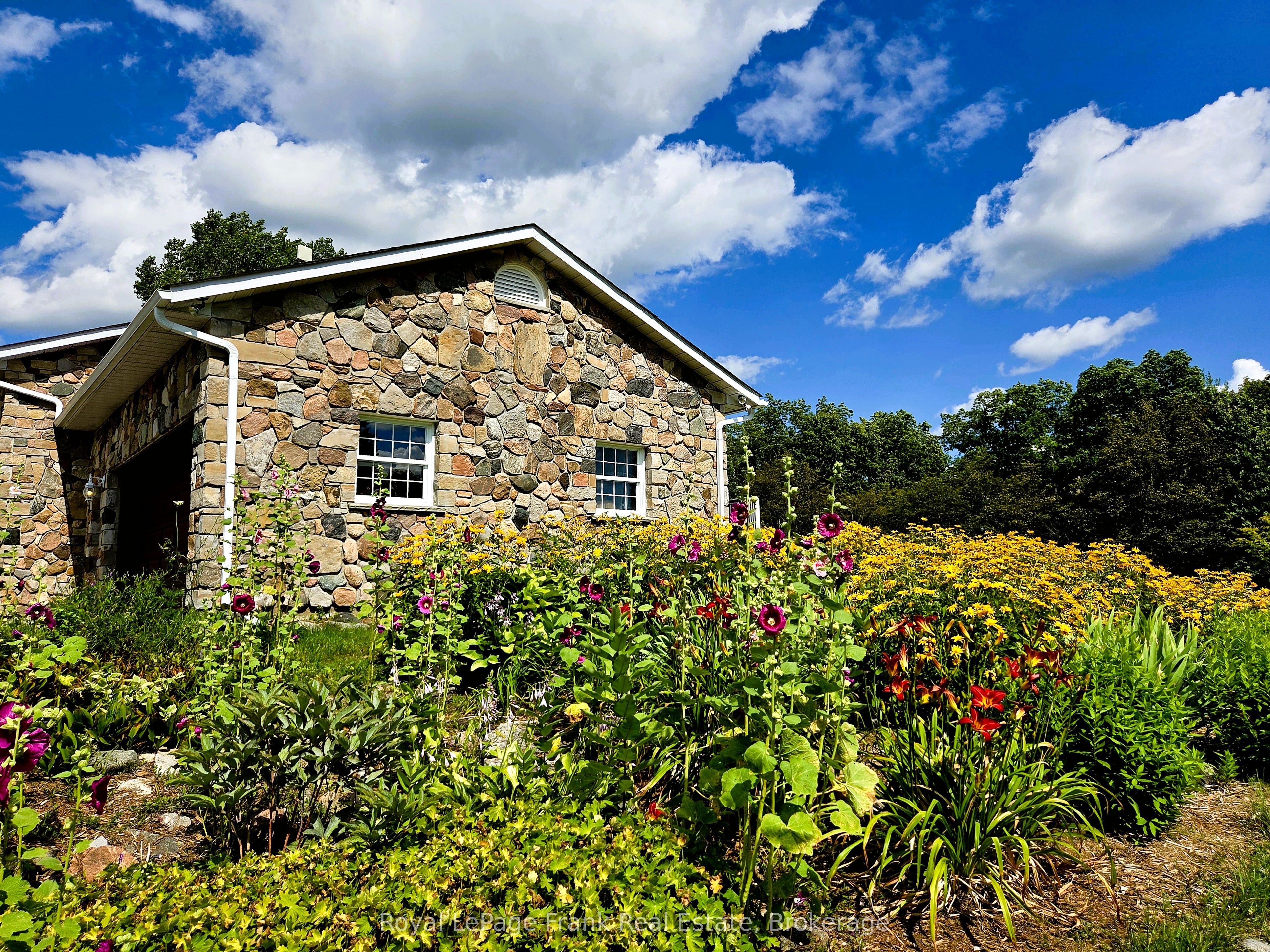 3071 5th Line E Property Photo 8