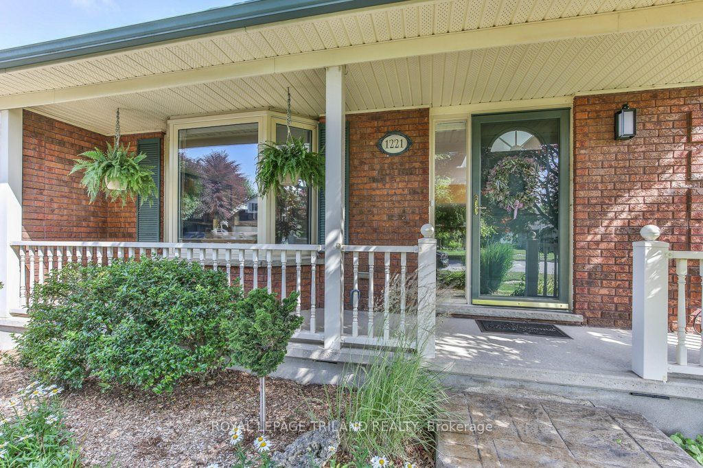 1221 Glenora Drive Property Photo 4