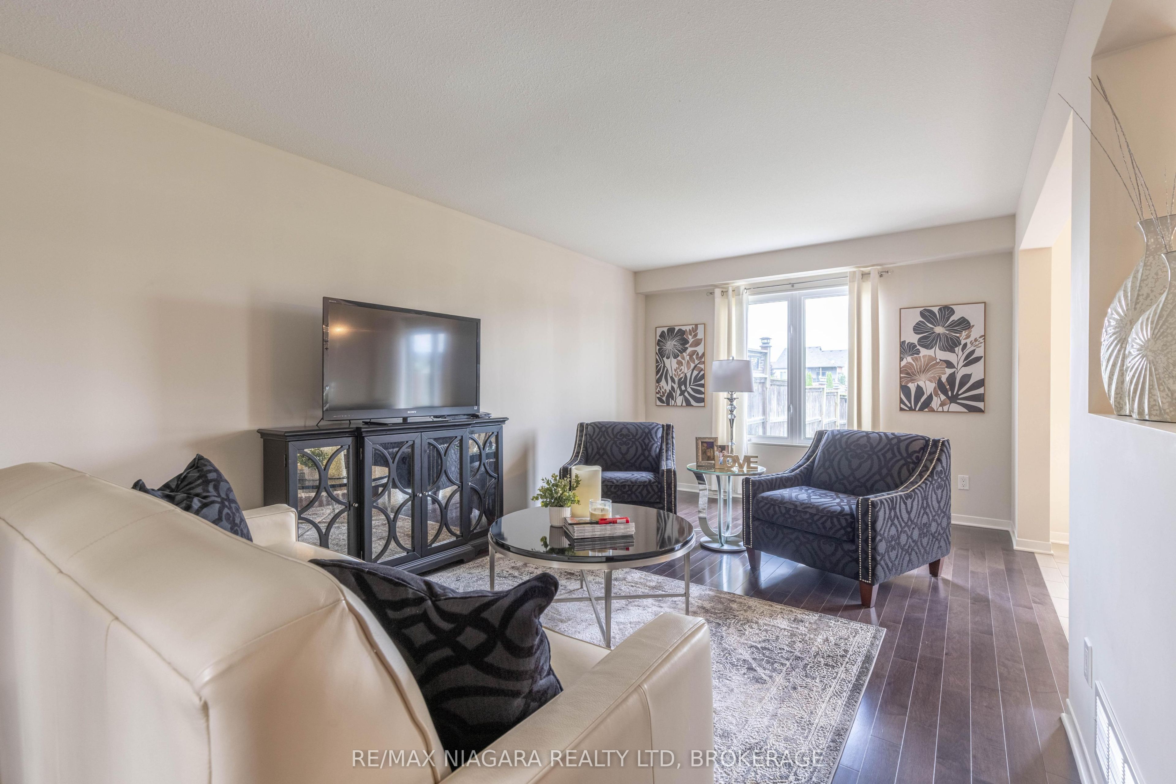 8625 Upper Canada Drive Property Photo 4