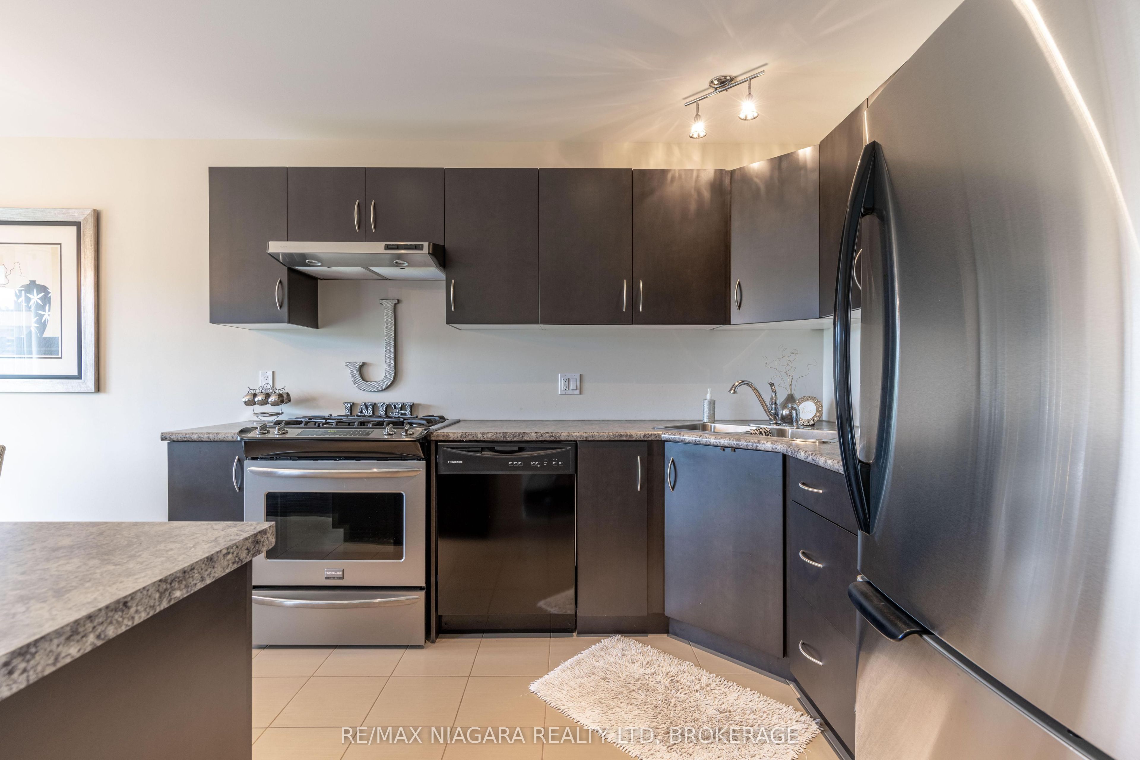 8625 Upper Canada Drive Property Photo 8