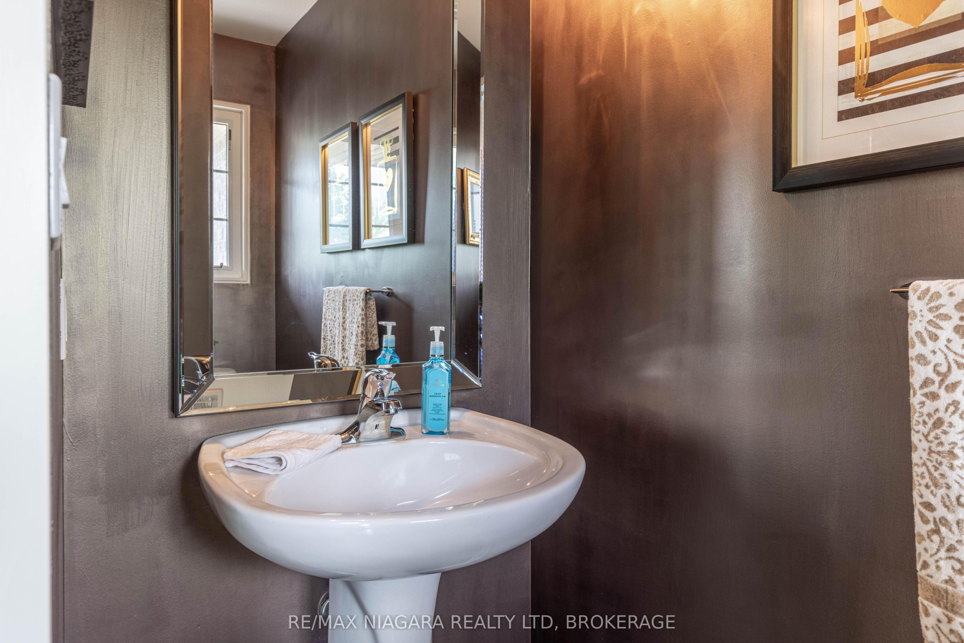 8625 Upper Canada Drive Property Photo 12