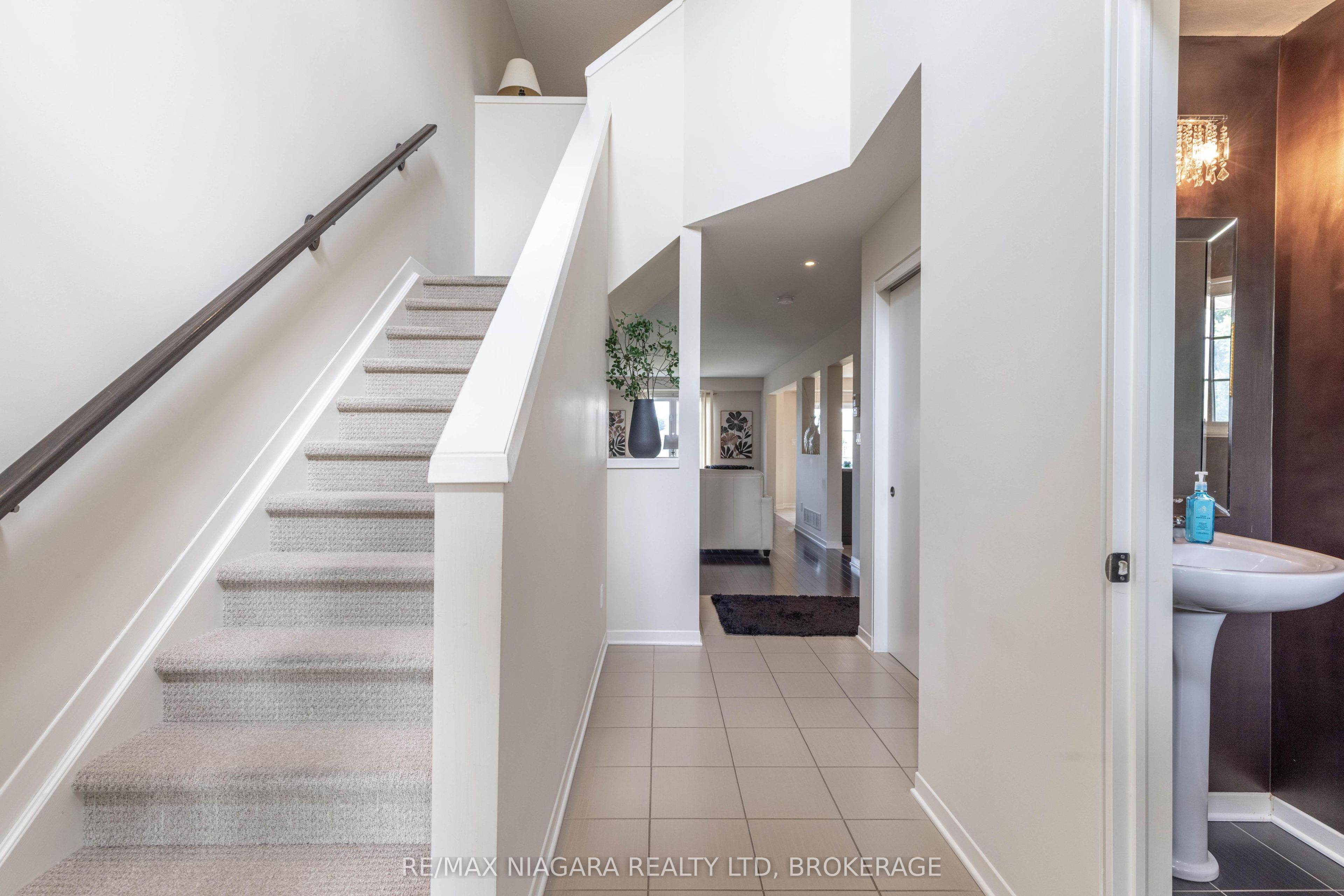 8625 Upper Canada Drive Property Photo 13