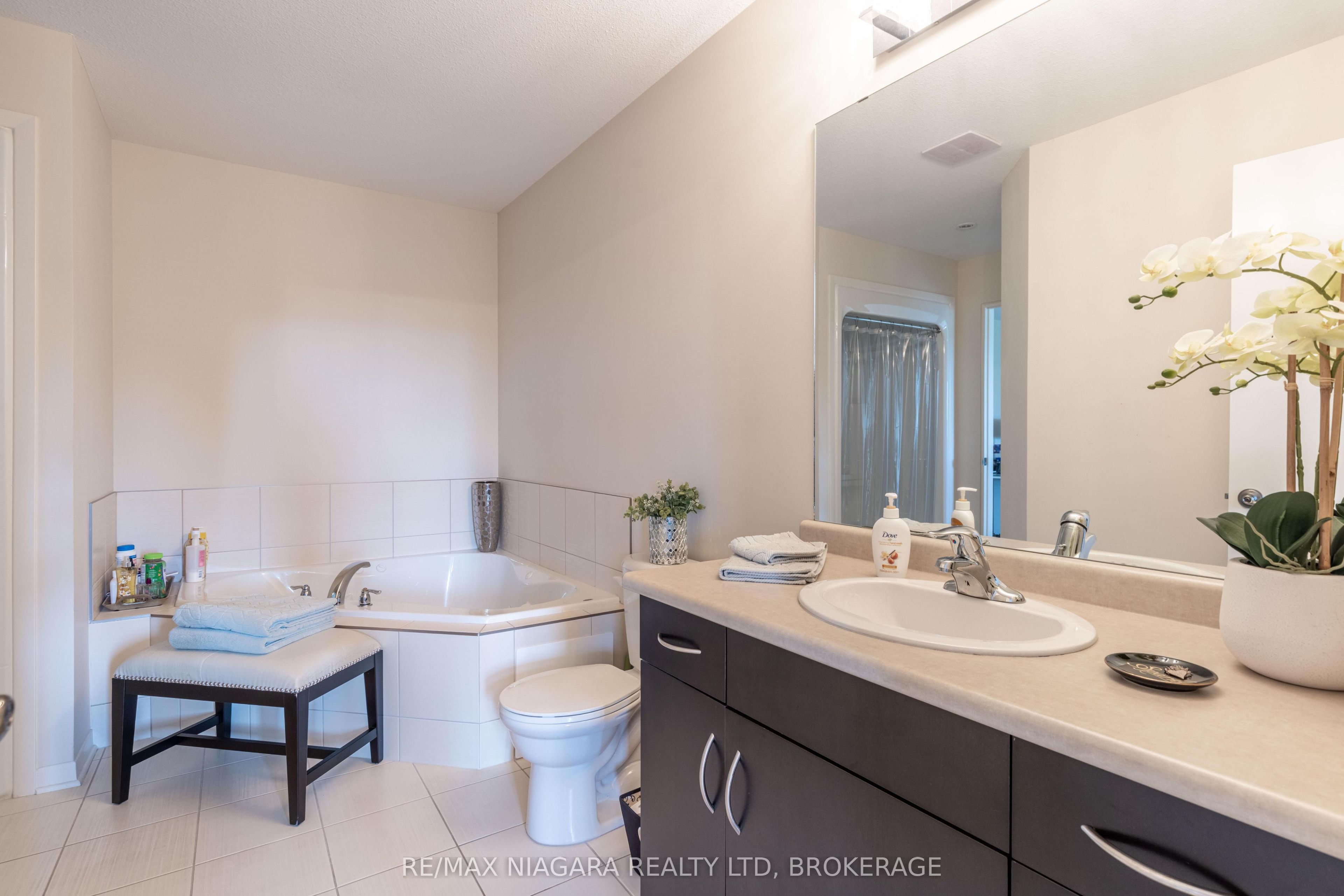 8625 Upper Canada Drive Property Photo 17