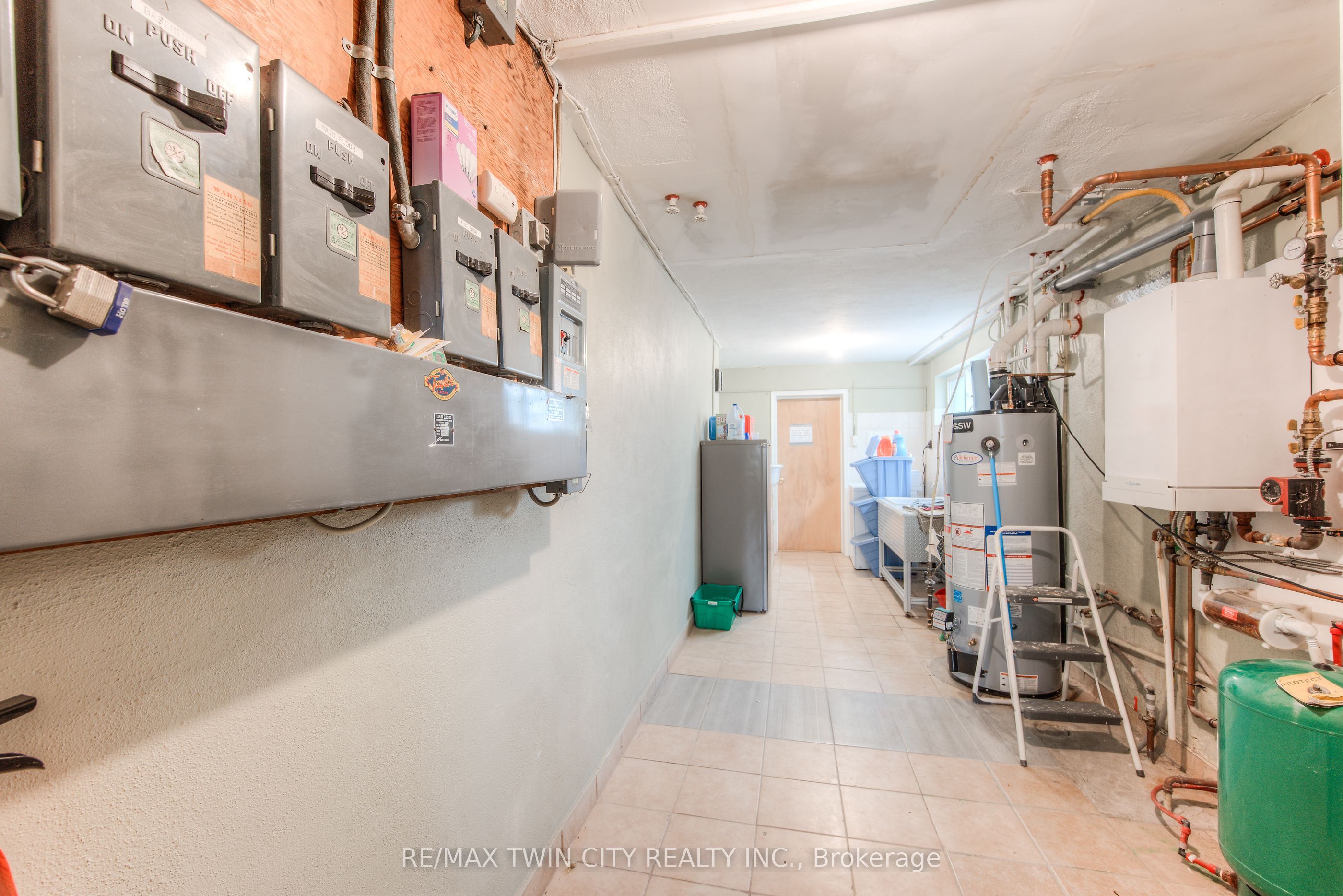 132 Allen Street E 1 Property Photo 18