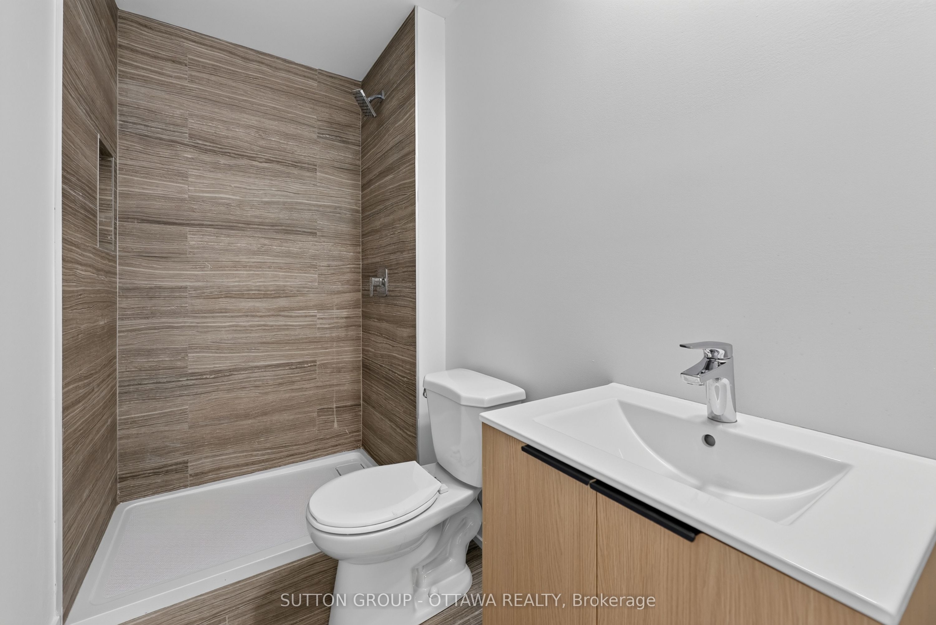 944 Woodroffe Avenue Property Photo 7