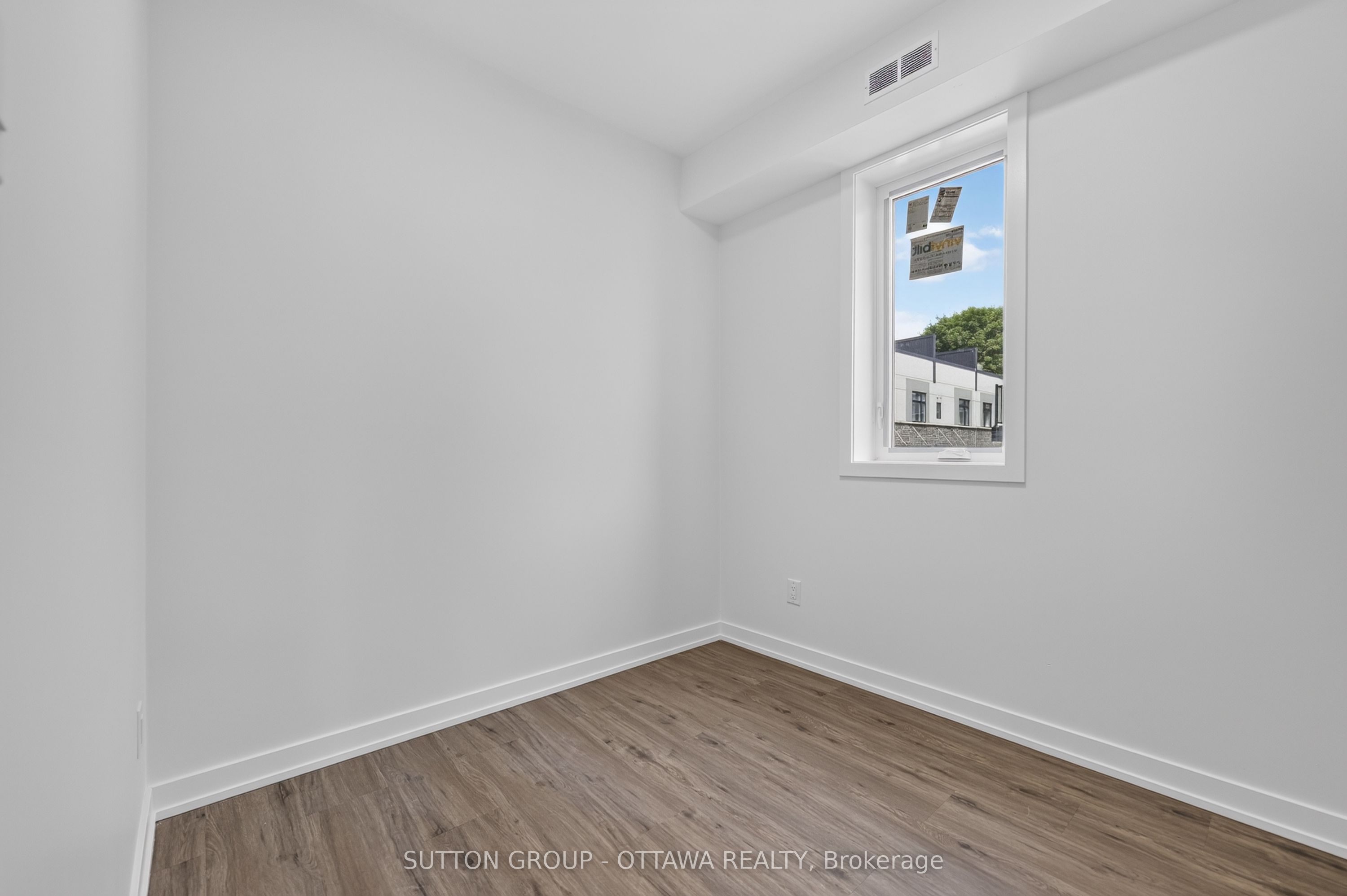 944 Woodroffe Avenue Property Photo 10