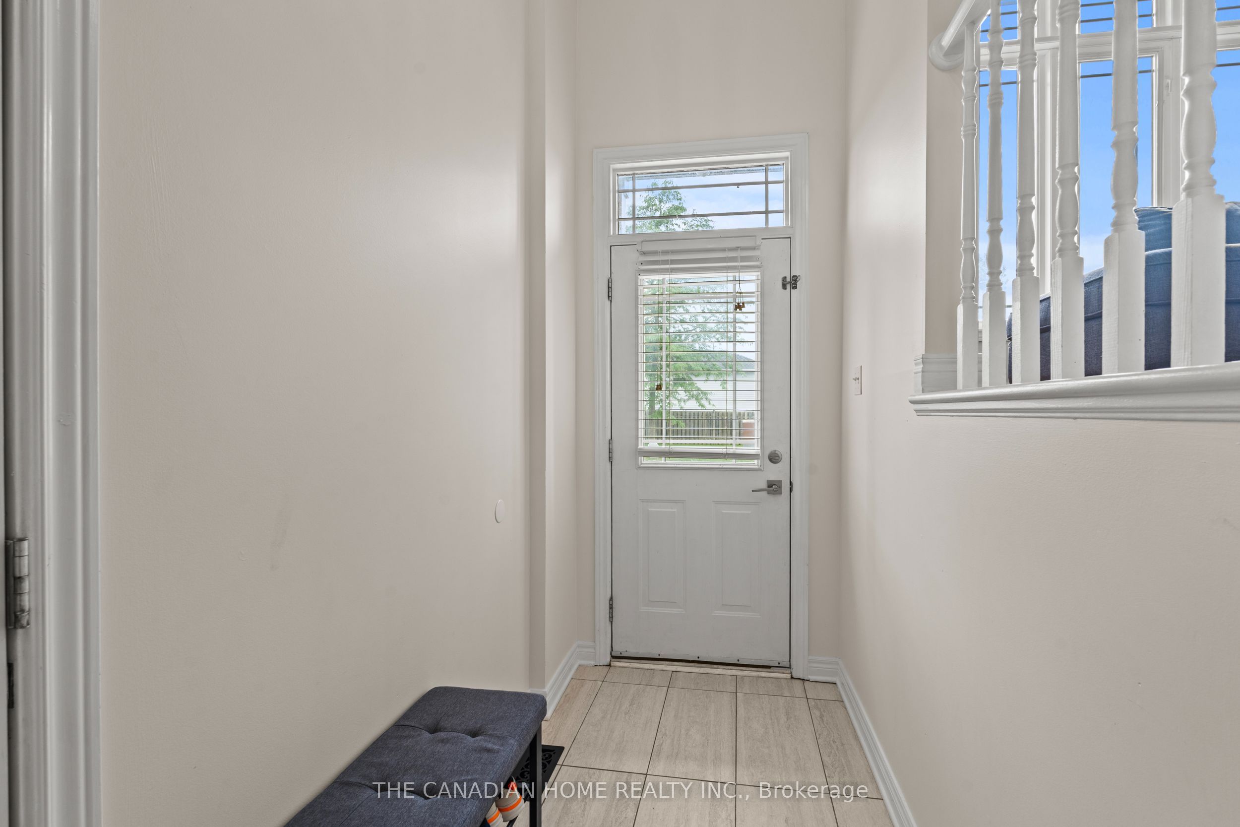 192 Oakcrest Avenue E Property Photo 5