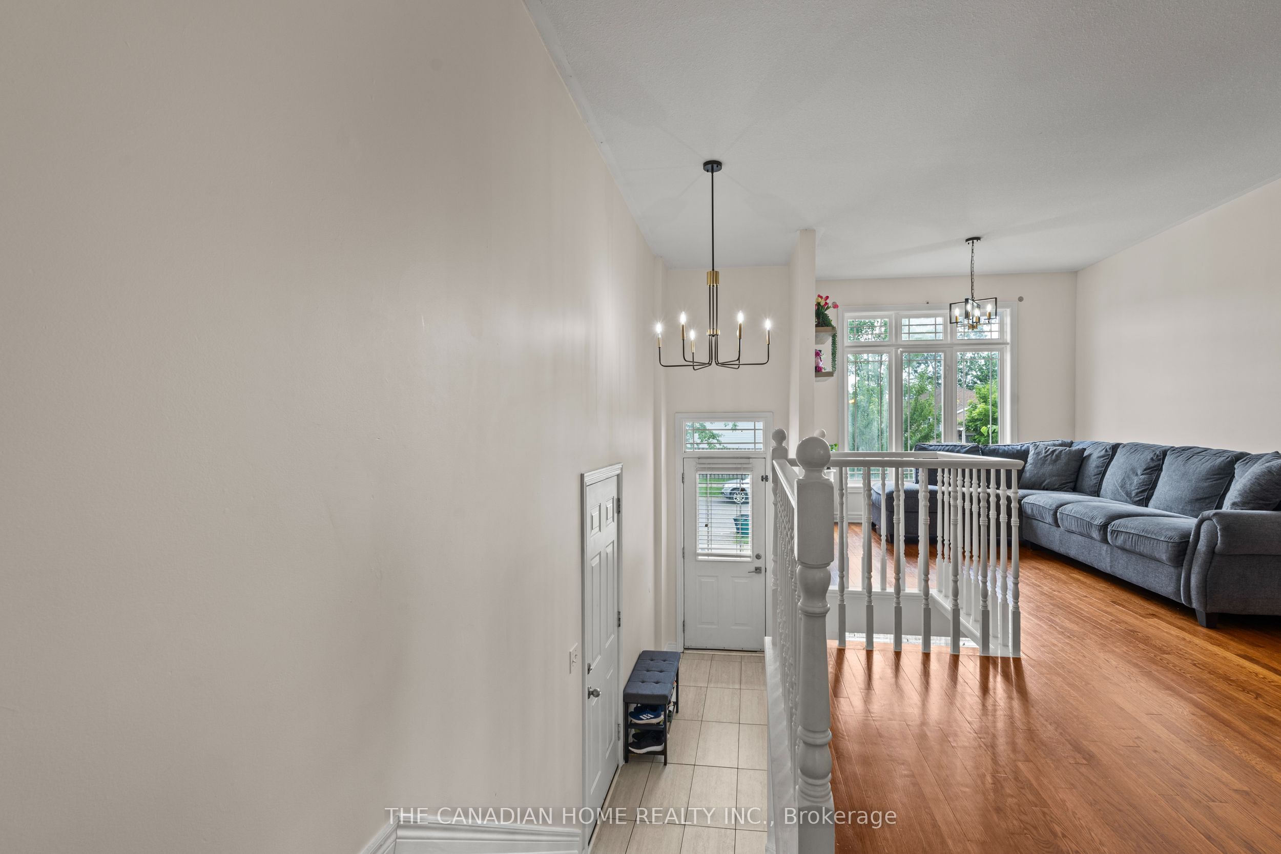 192 Oakcrest Avenue E Property Photo 6