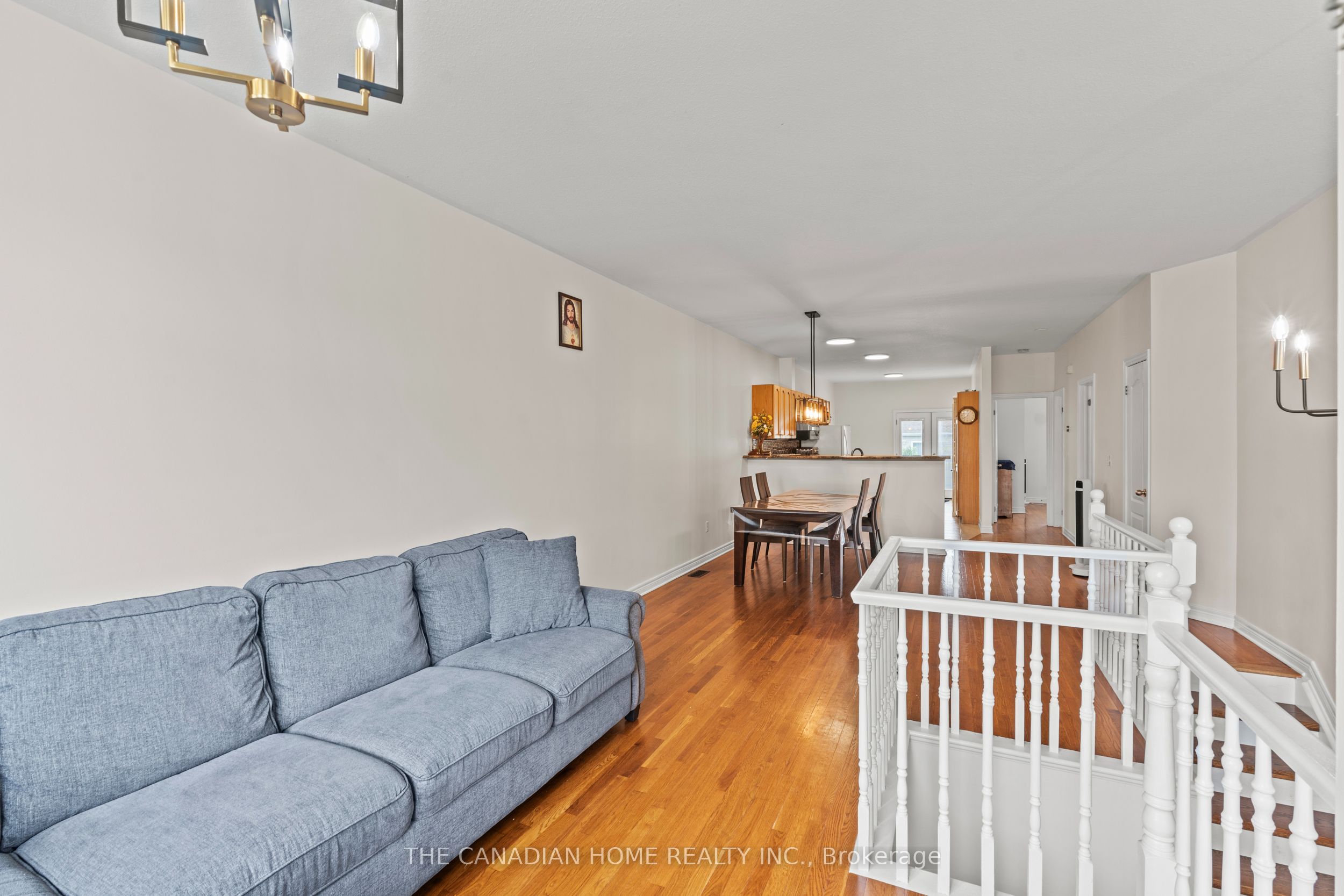 192 Oakcrest Avenue E Property Photo 9