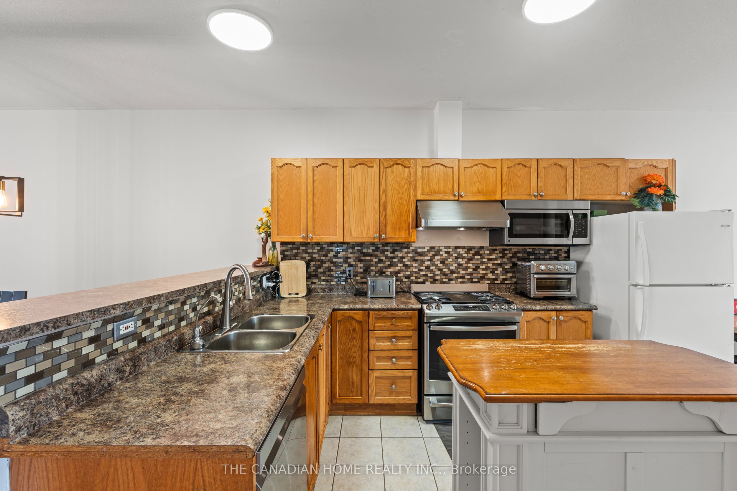 192 Oakcrest Avenue E Property Photo 11