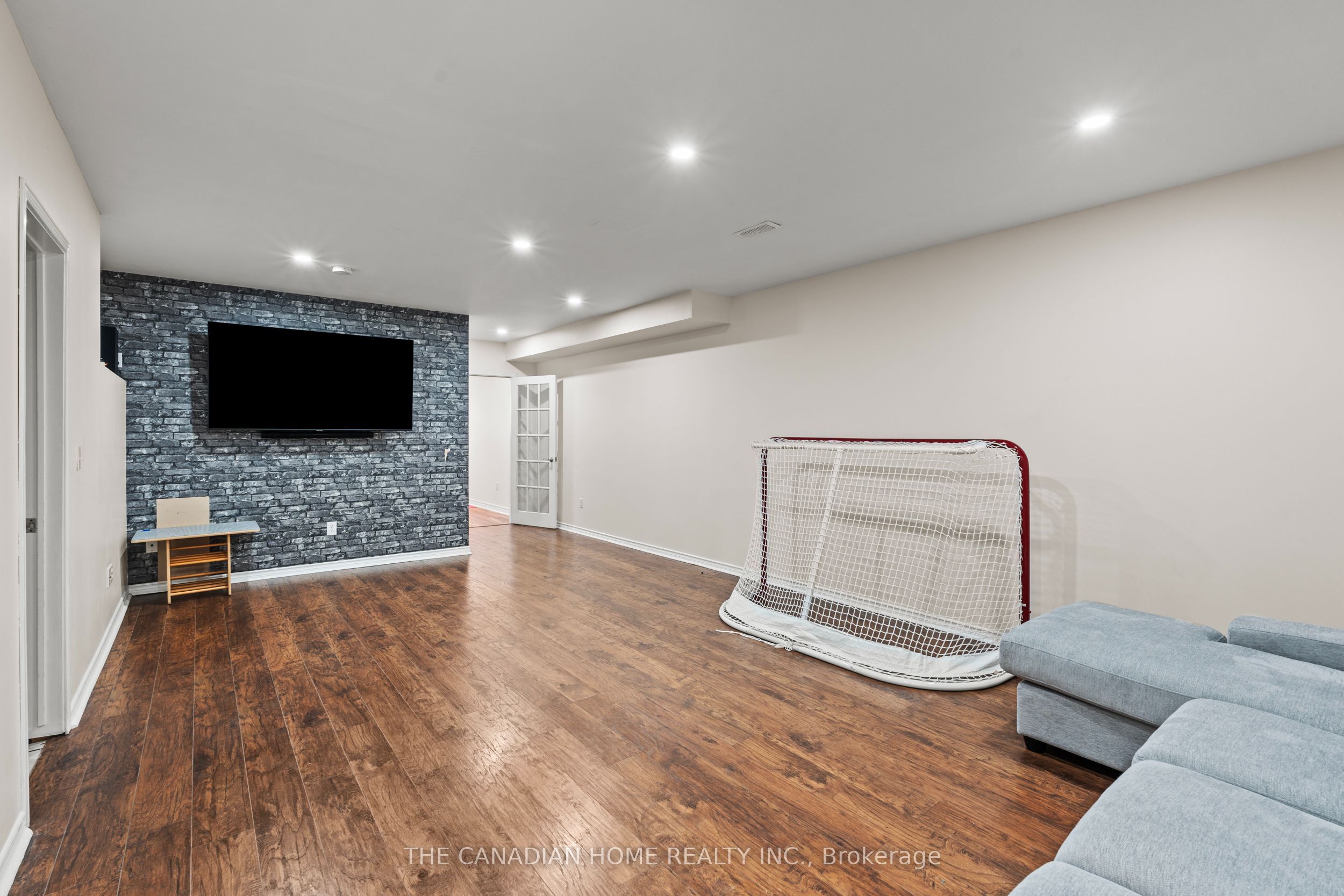 192 Oakcrest Avenue E Property Photo 21