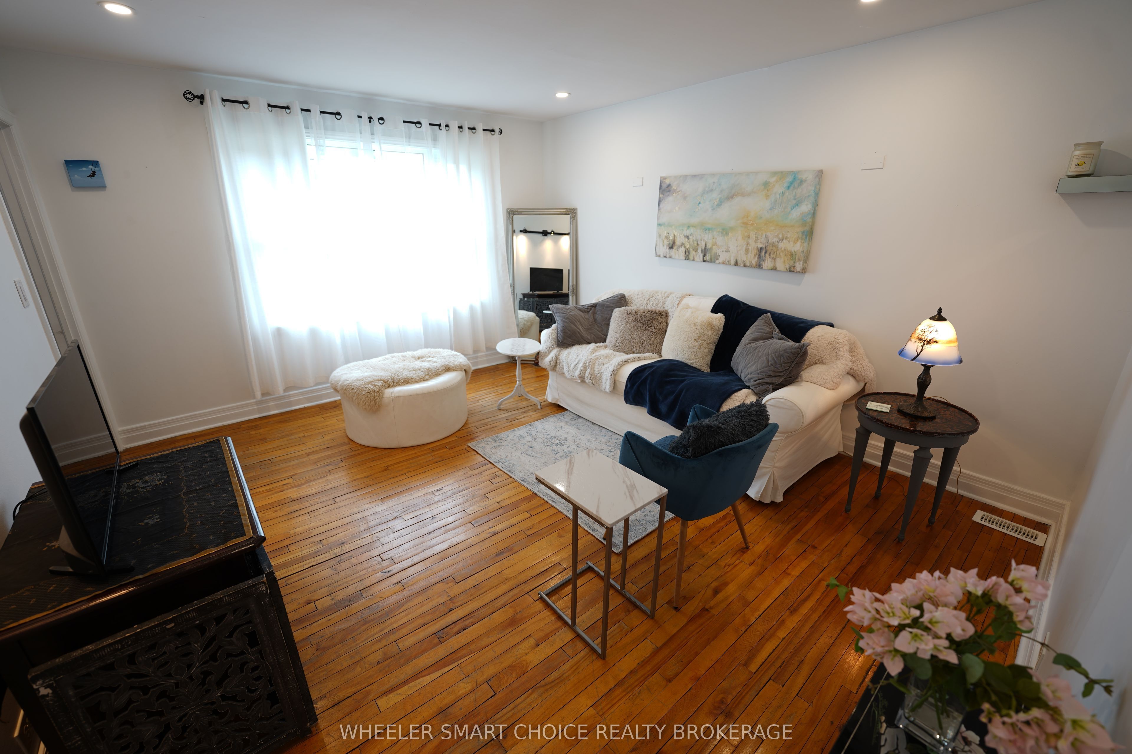 543 Fifth Street E Property Photo 3