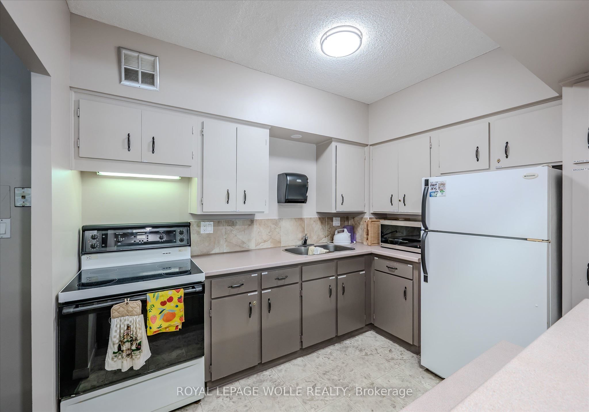 260 Sheldon Avenue N Ph2 Property Photo 41