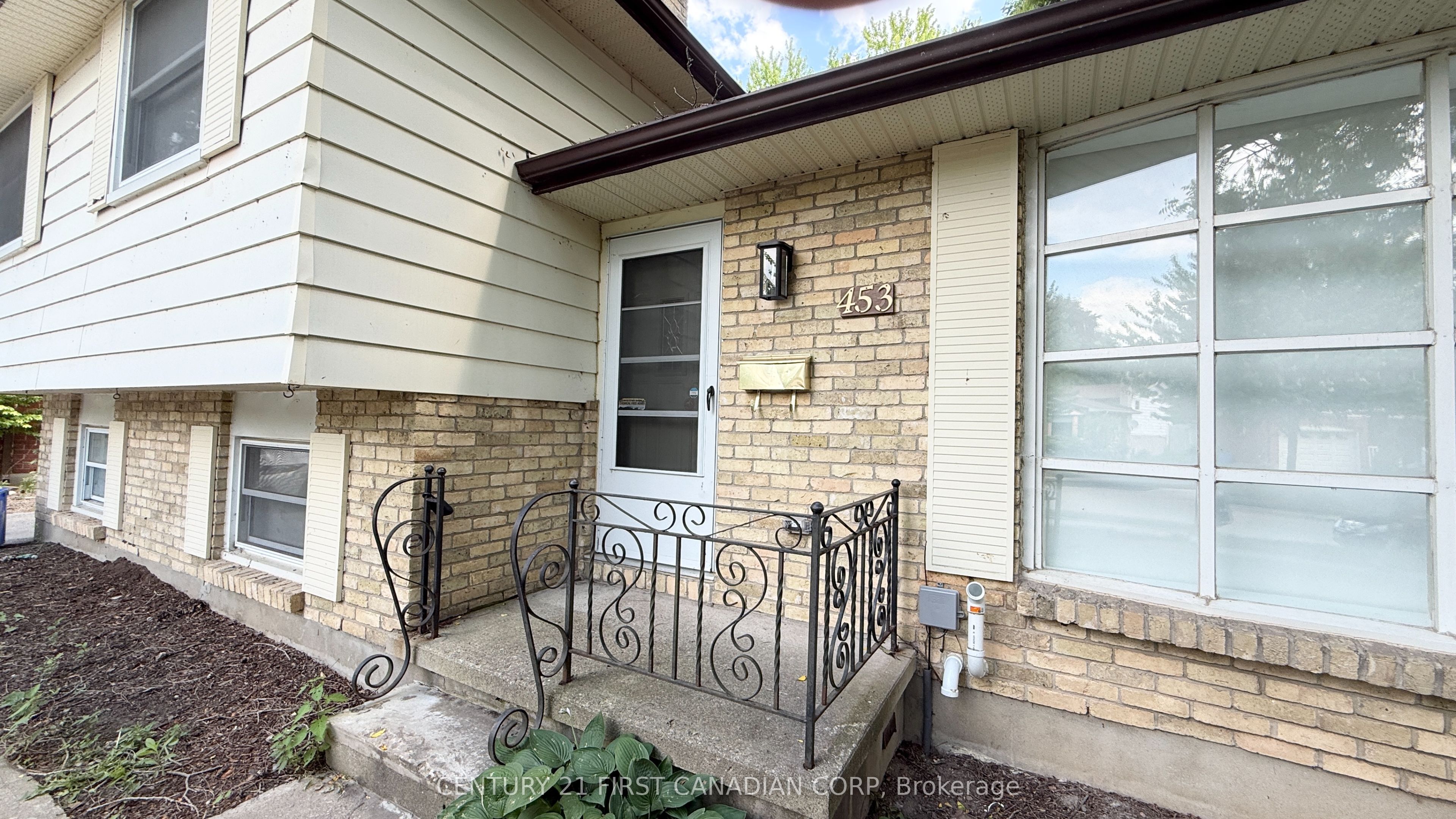 453 Castlegrove Boulevard Upper Property Photo 2