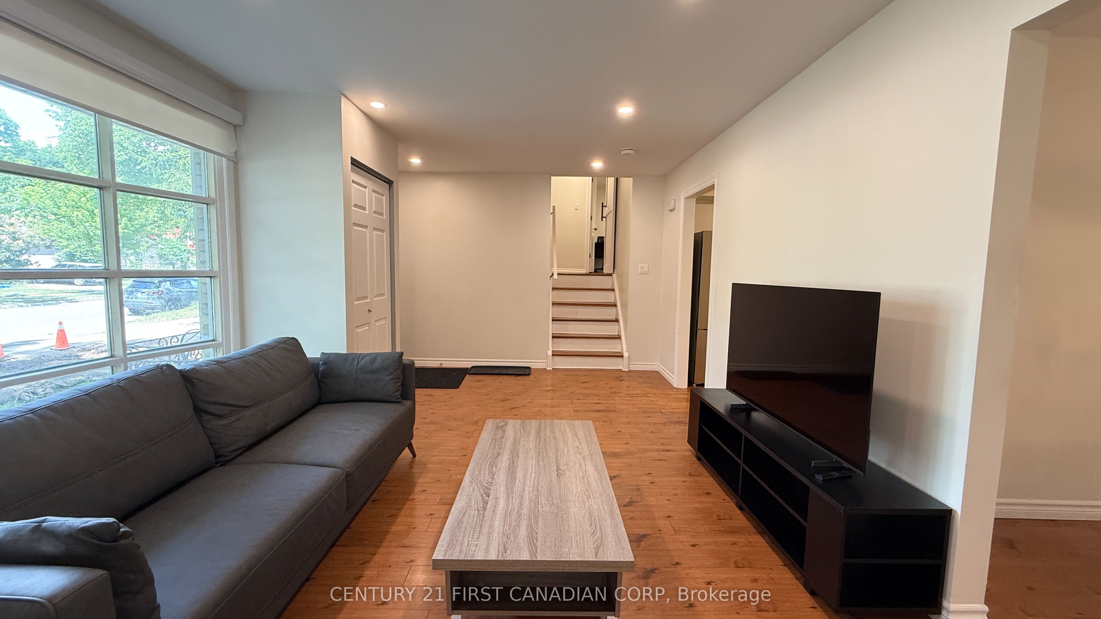 453 Castlegrove Boulevard Upper Property Photo 4