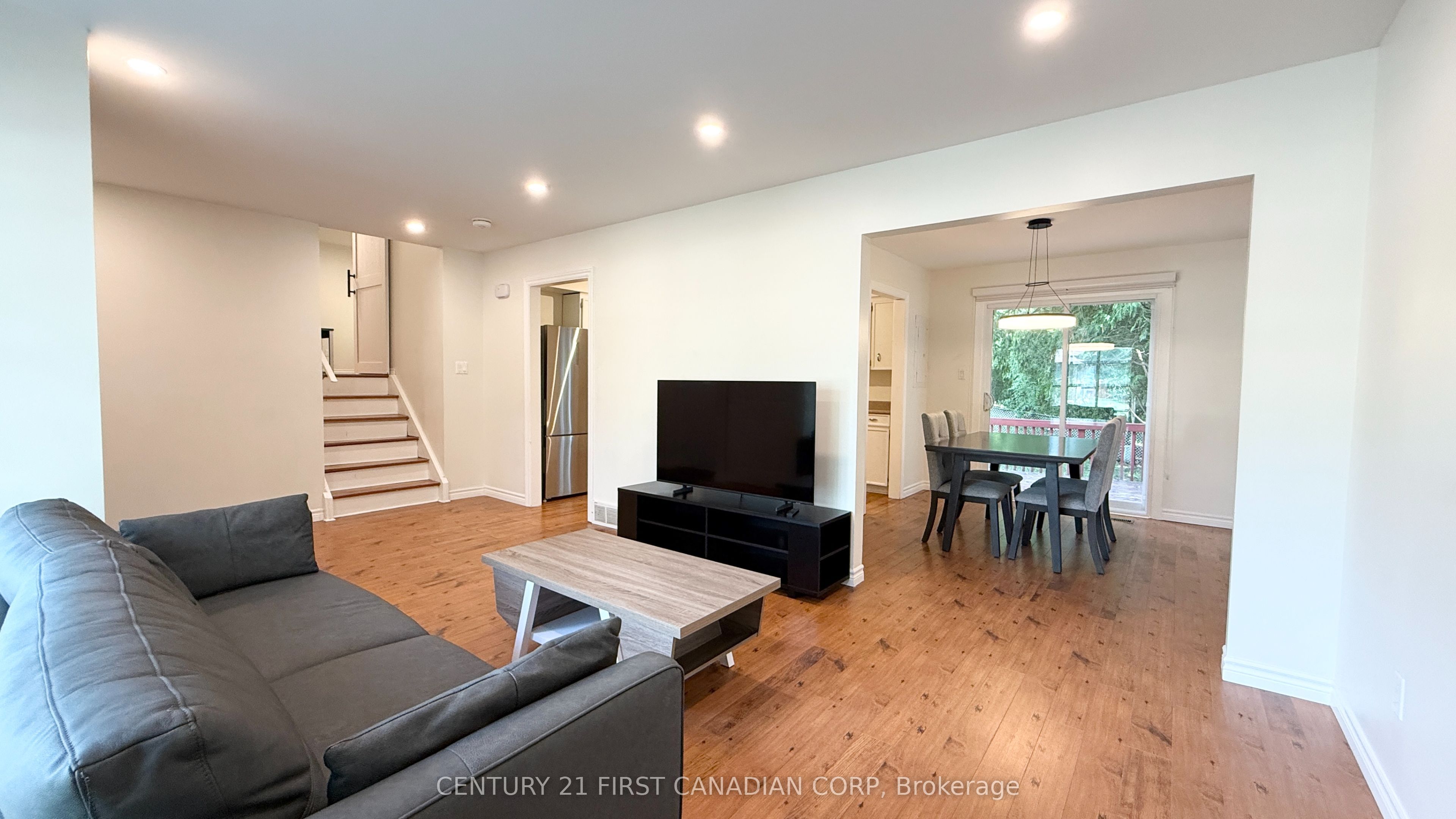 453 Castlegrove Boulevard Upper Property Photo 5