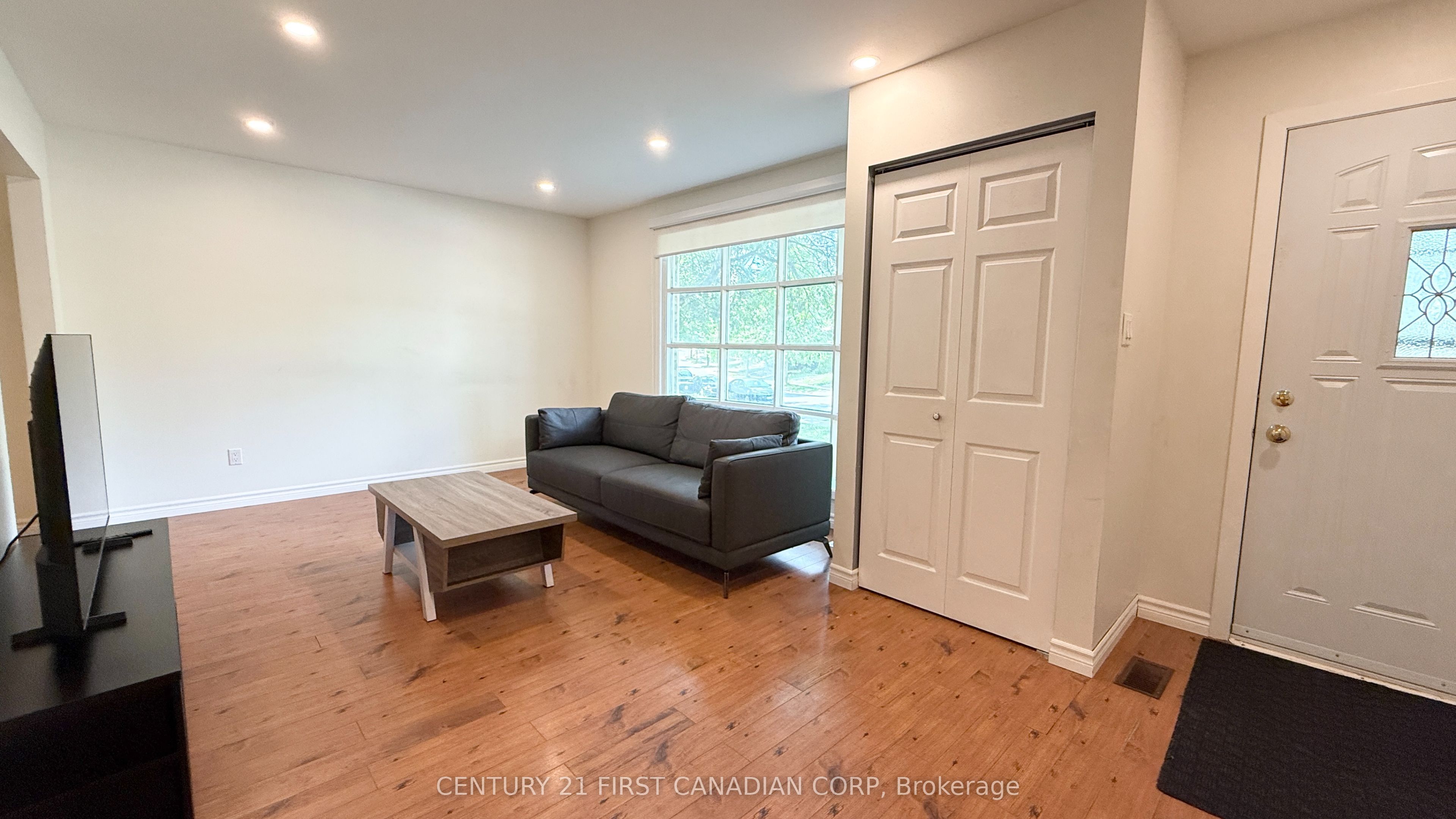 453 Castlegrove Boulevard Upper Property Photo 6