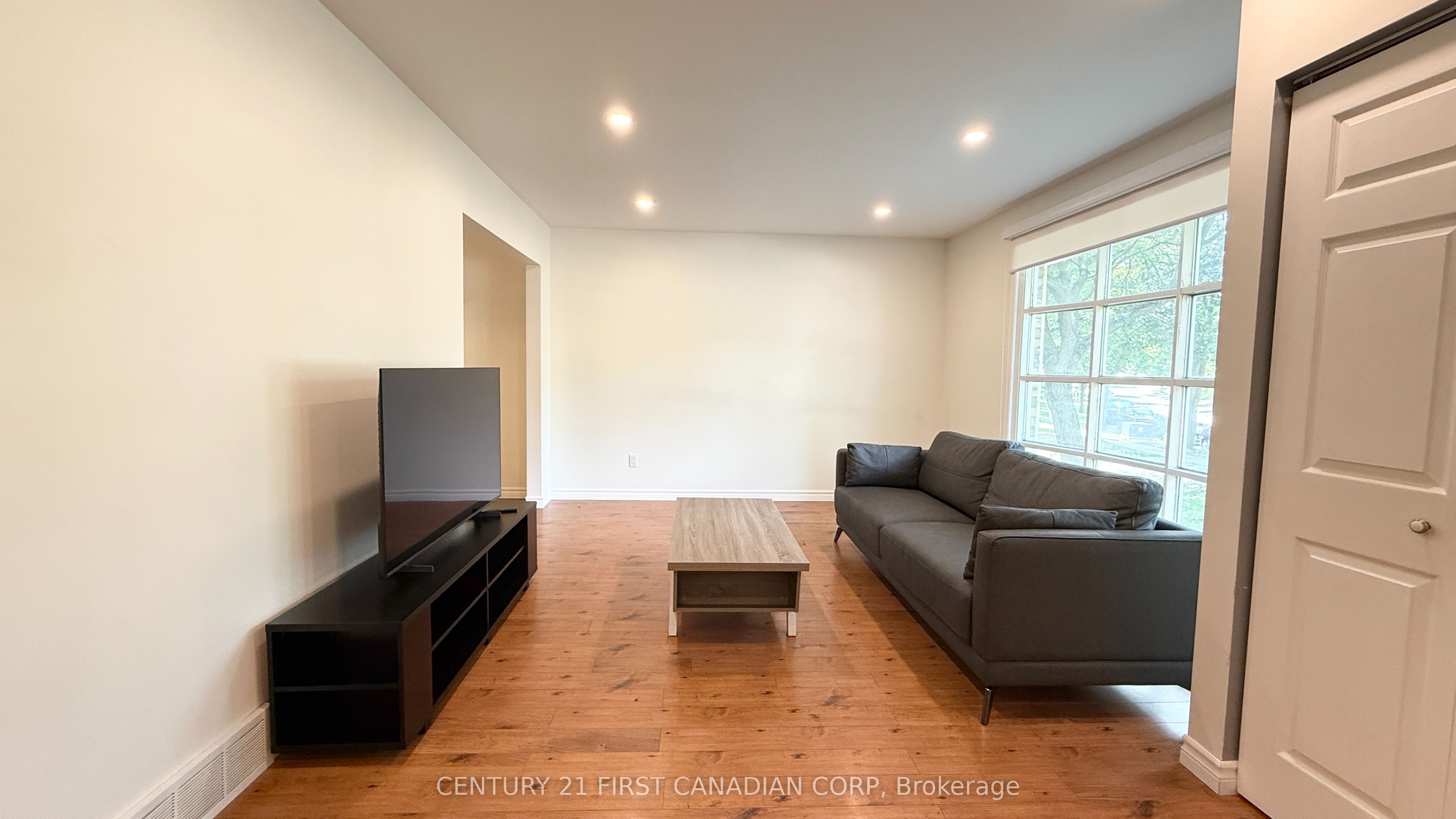 453 Castlegrove Boulevard Upper Property Photo 7