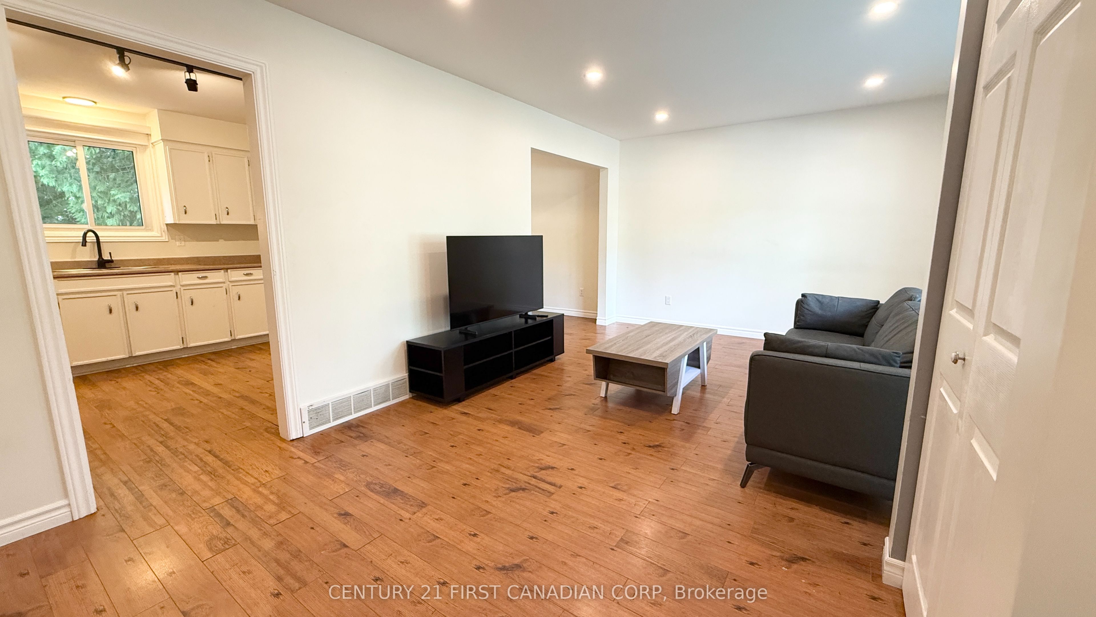 453 Castlegrove Boulevard Upper Property Photo 8