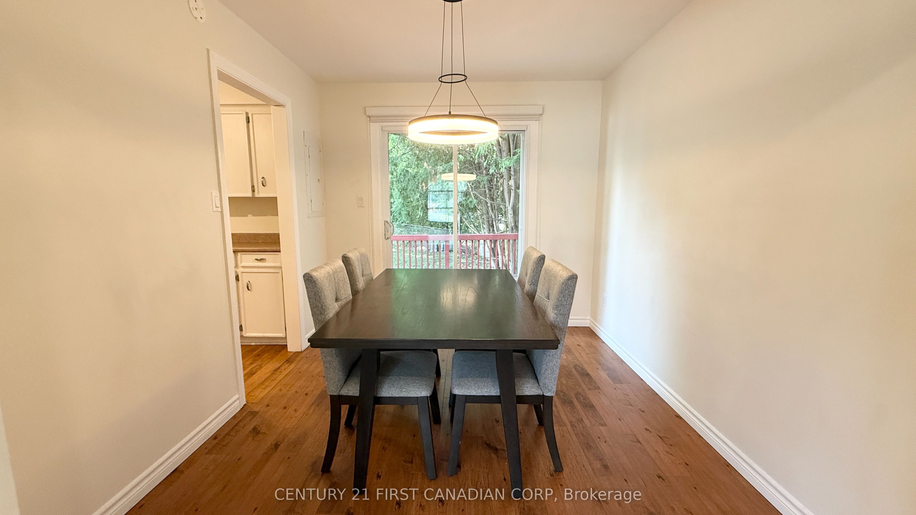 453 Castlegrove Boulevard Upper Property Photo 9