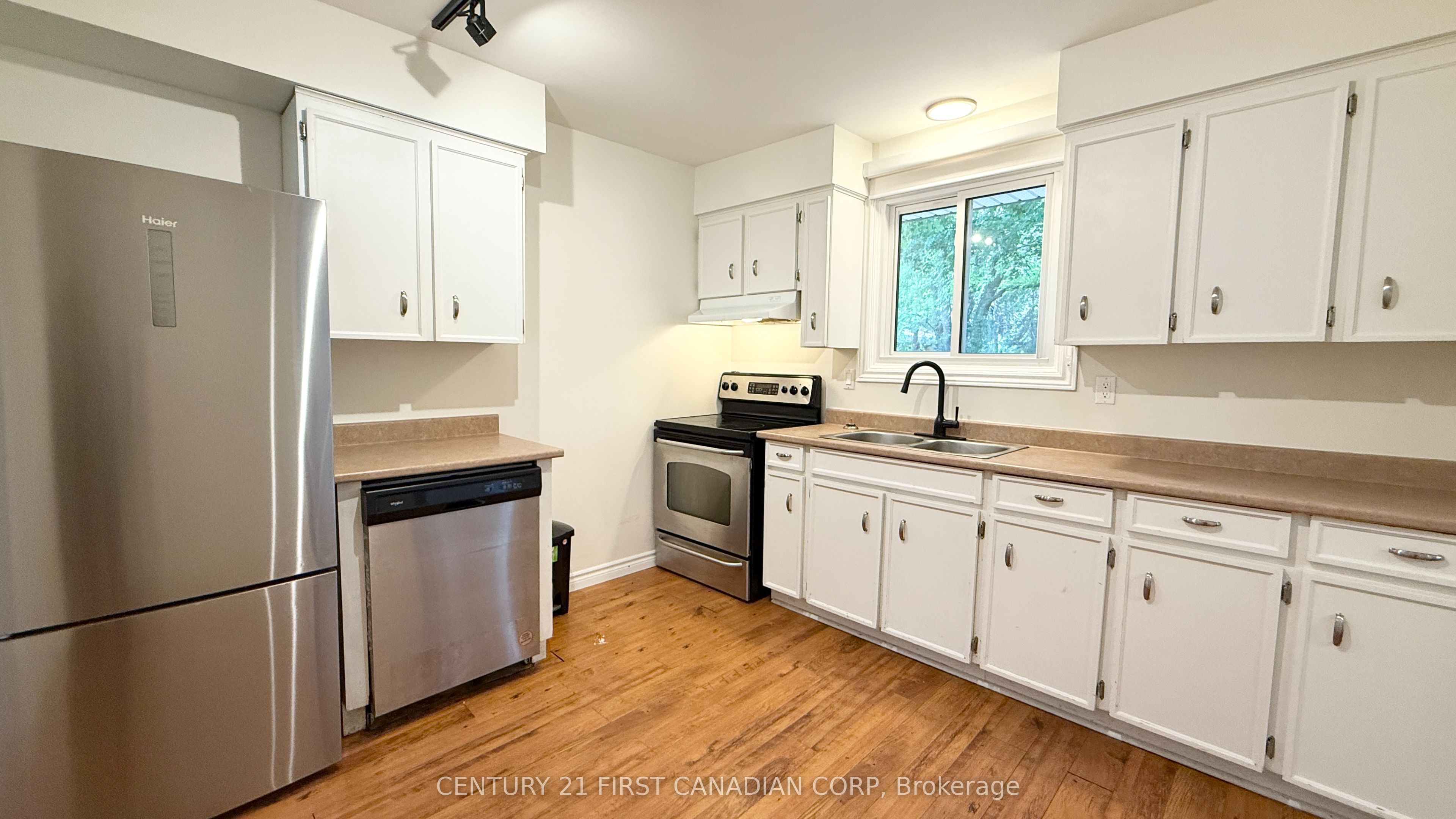 453 Castlegrove Boulevard Upper Property Photo 11