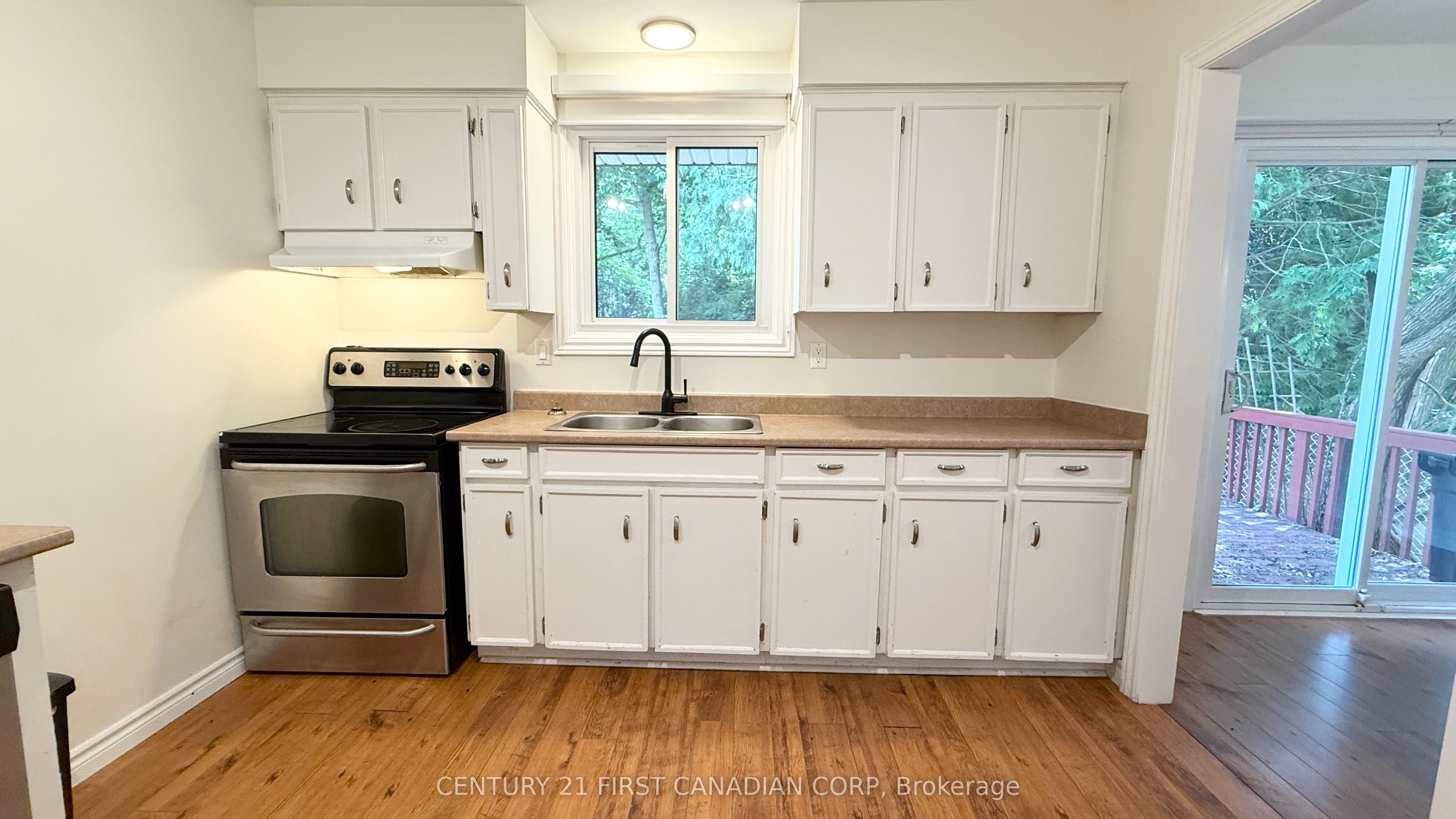 453 Castlegrove Boulevard Upper Property Photo 12