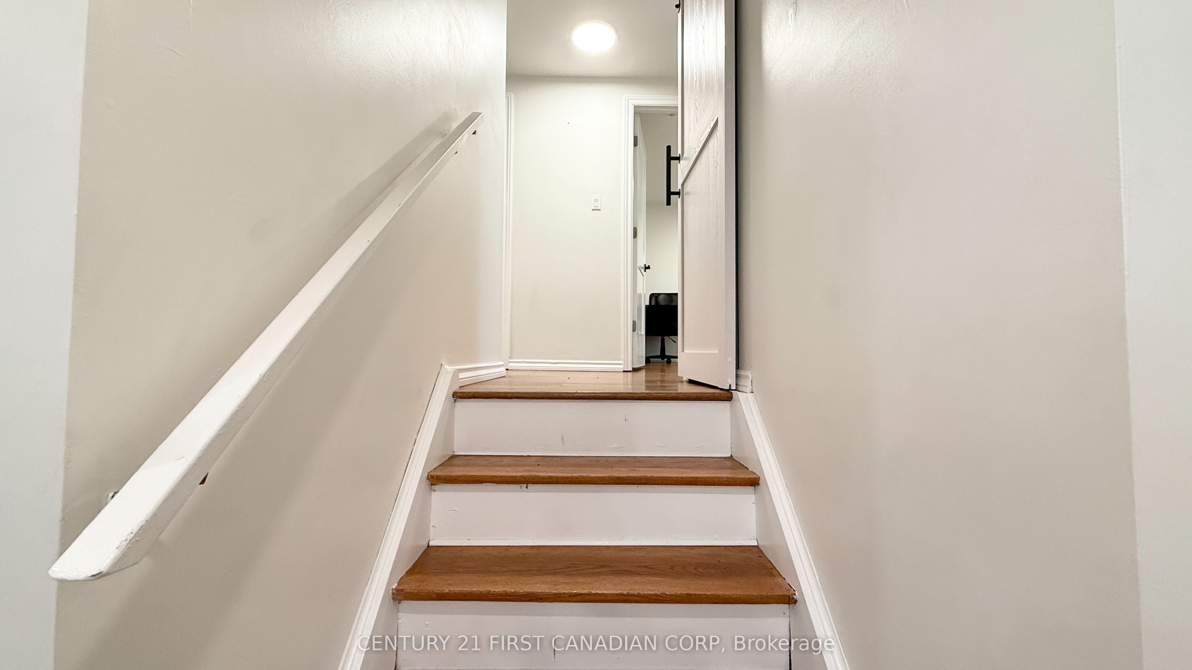 453 Castlegrove Boulevard Upper Property Photo 14