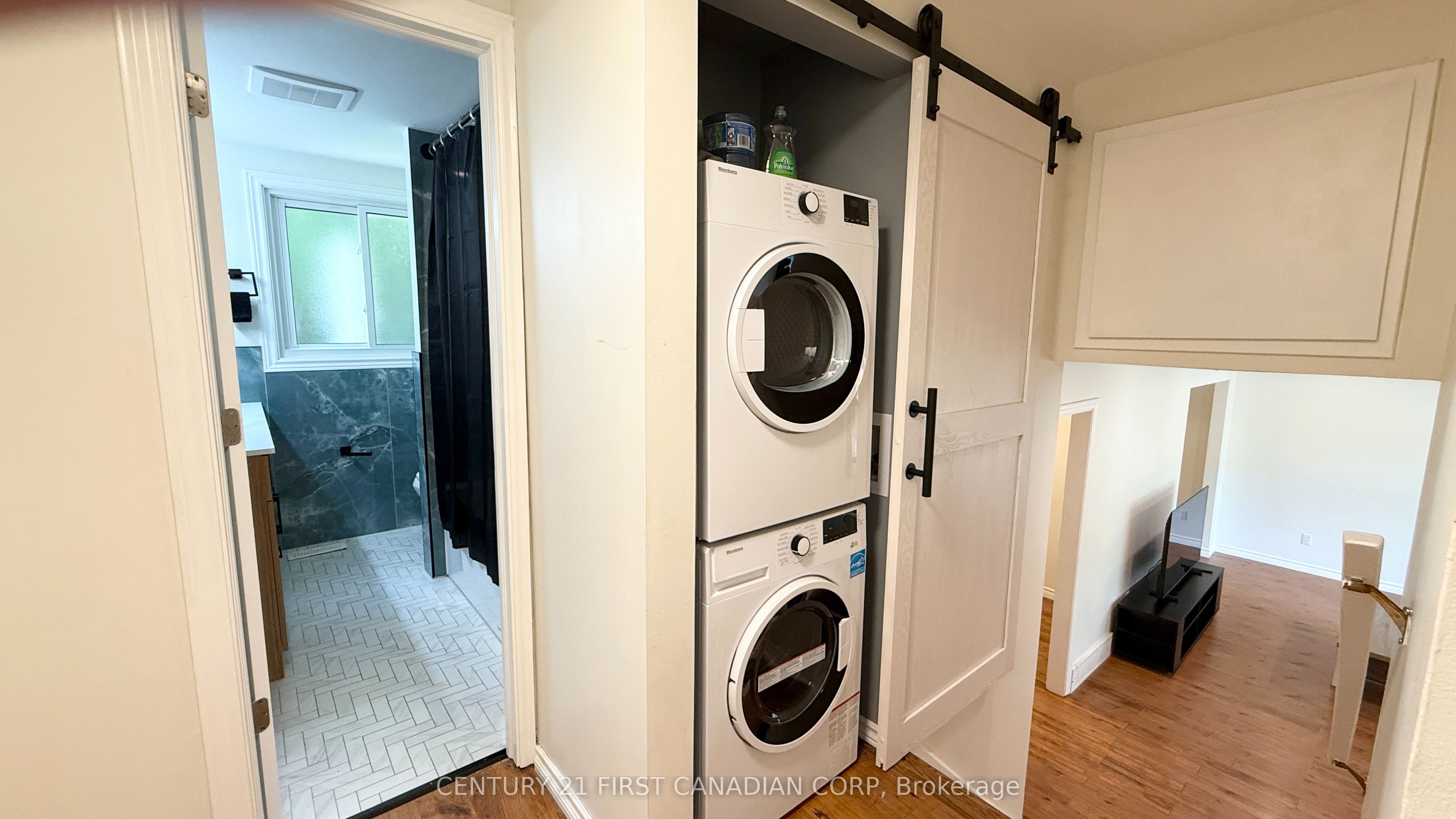453 Castlegrove Boulevard Upper Property Photo 15