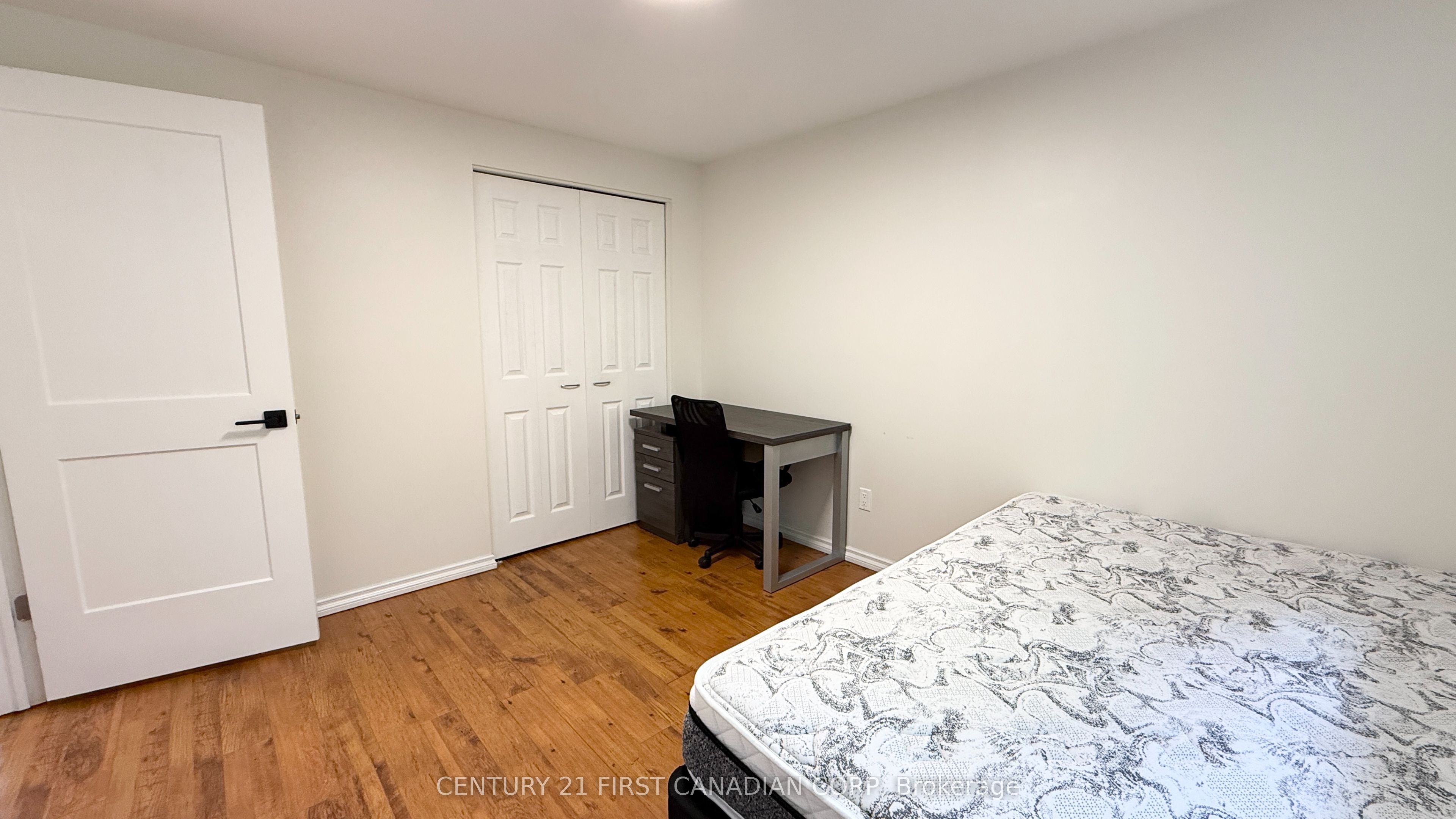 453 Castlegrove Boulevard Upper Property Photo 17