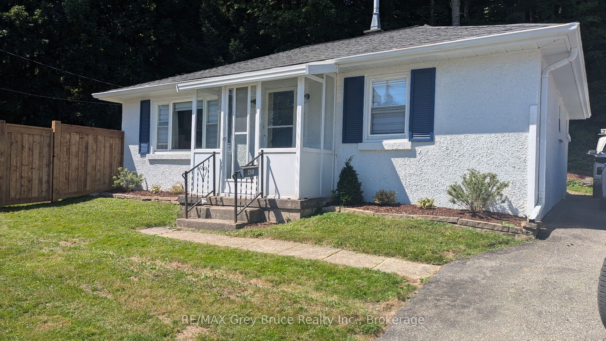 250 2nd Avenue E Property Photo 1