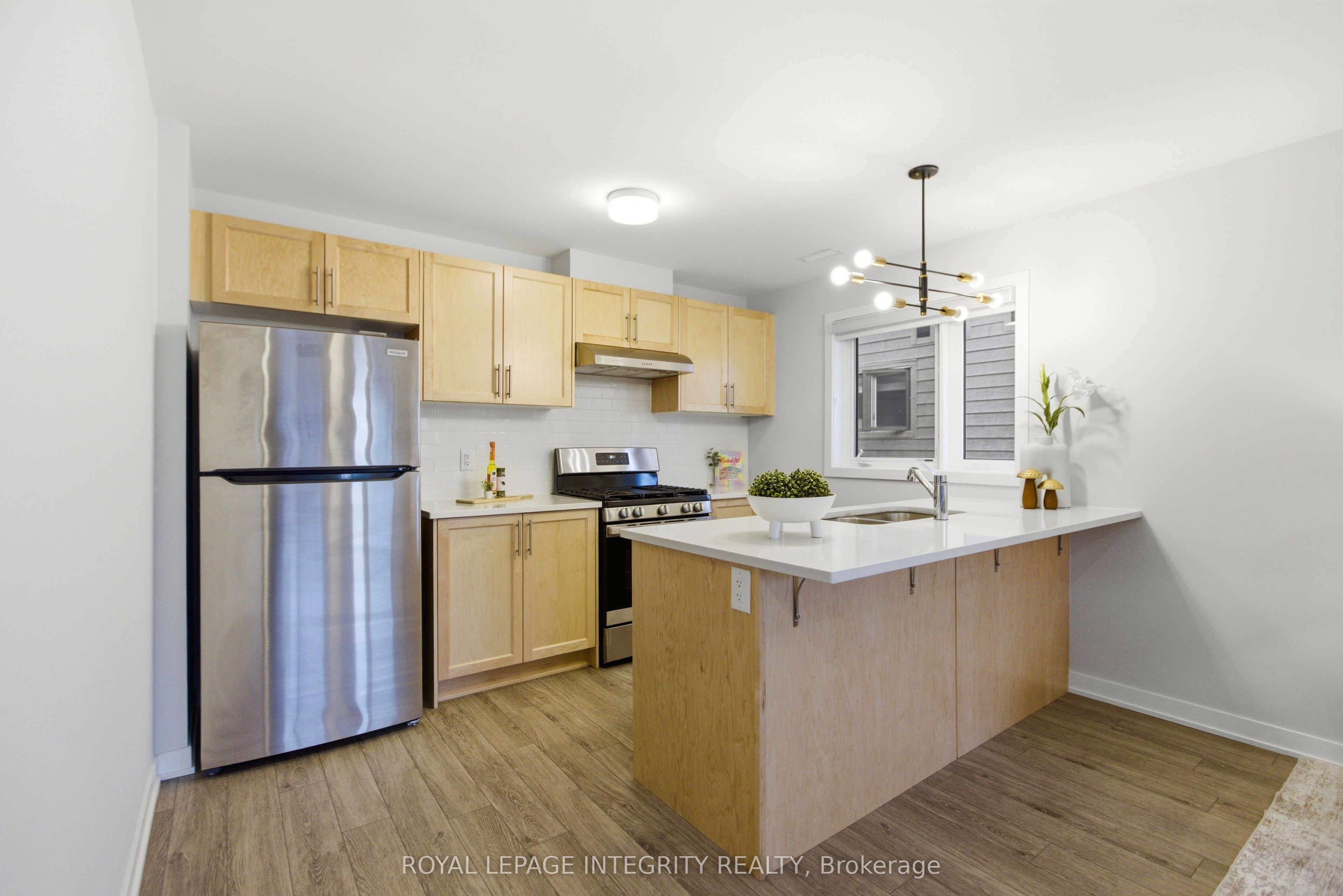 302 Parnian Private Property Photo 8