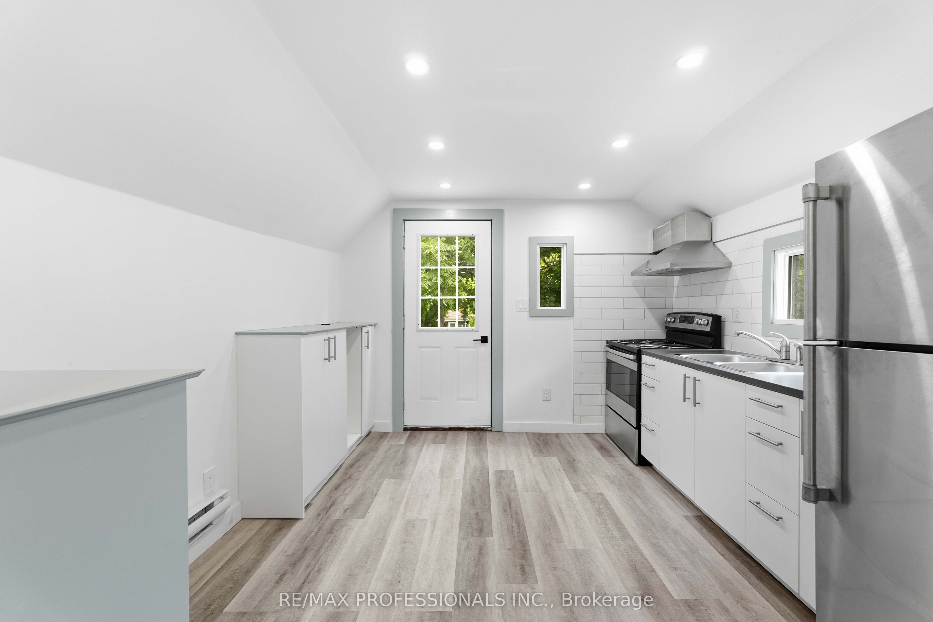 759 Barton Street E # Upper Property Photo 1