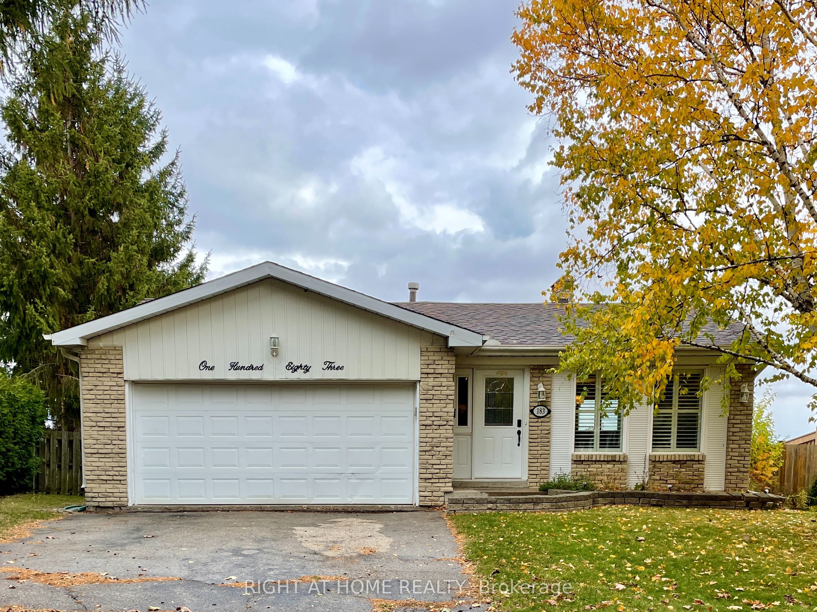 183 Autumn Hill Crescent Upper Property Photo 1