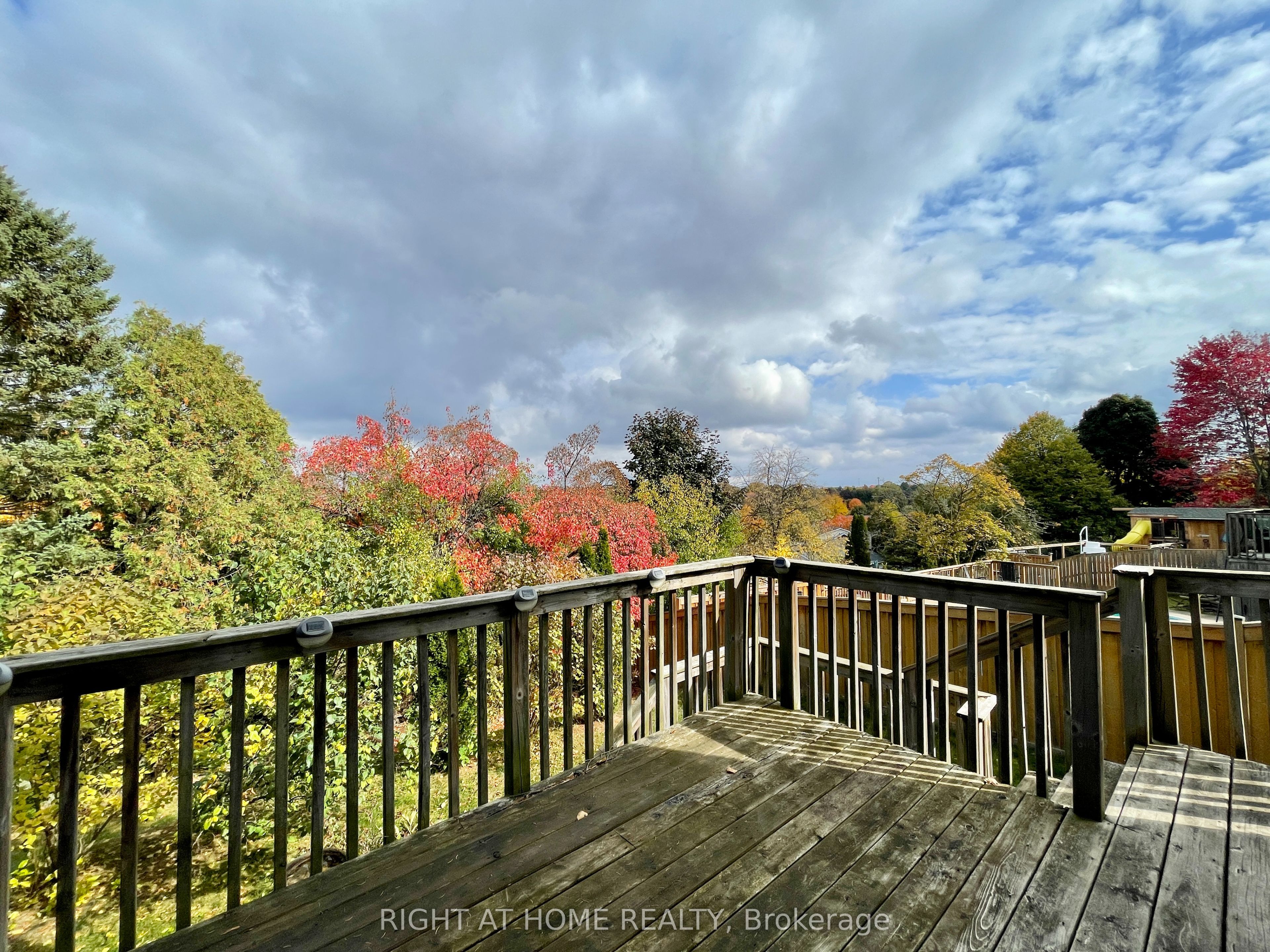 183 Autumn Hill Crescent Upper Property Photo 2