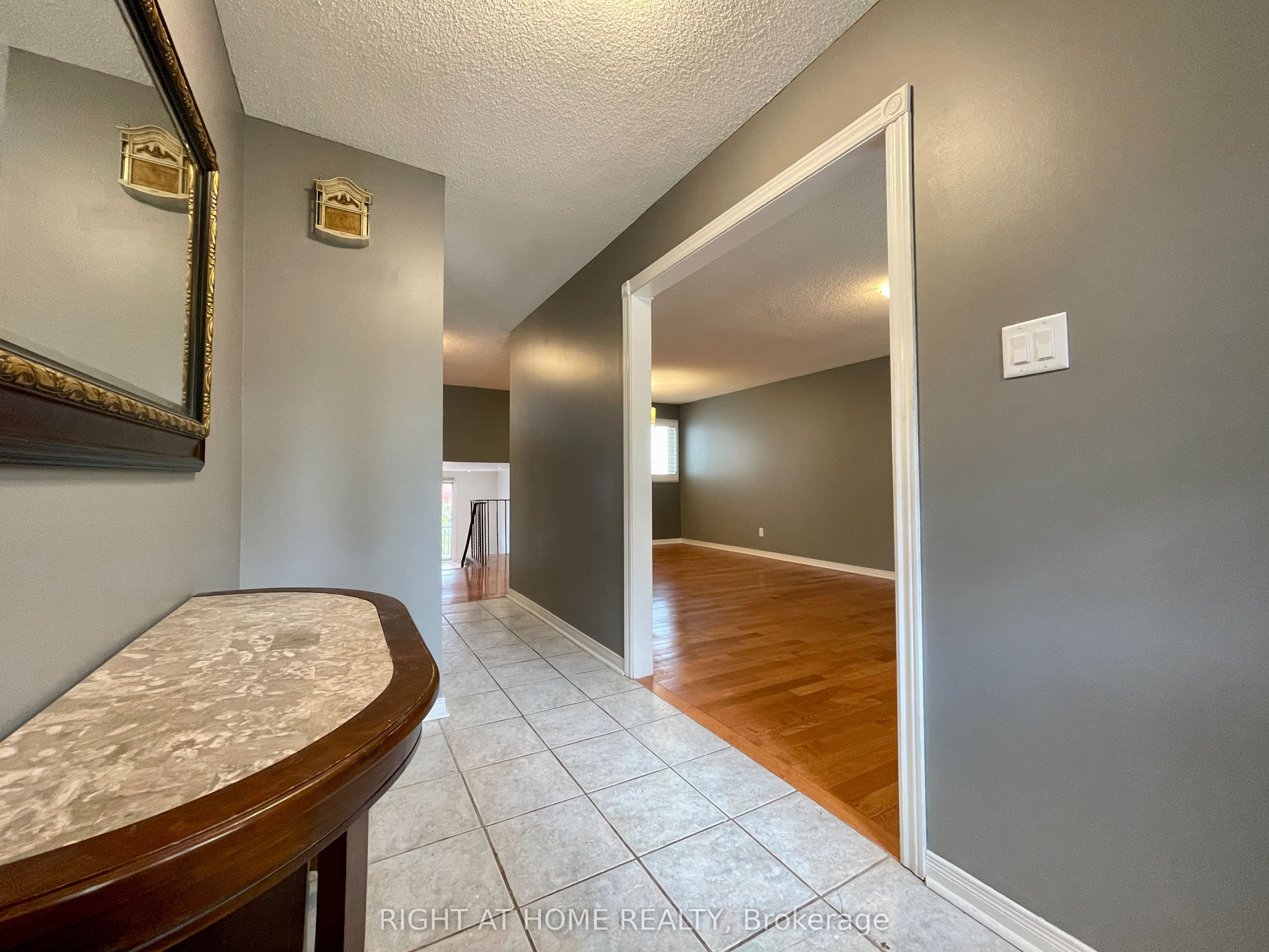 183 Autumn Hill Crescent Upper Property Photo 3