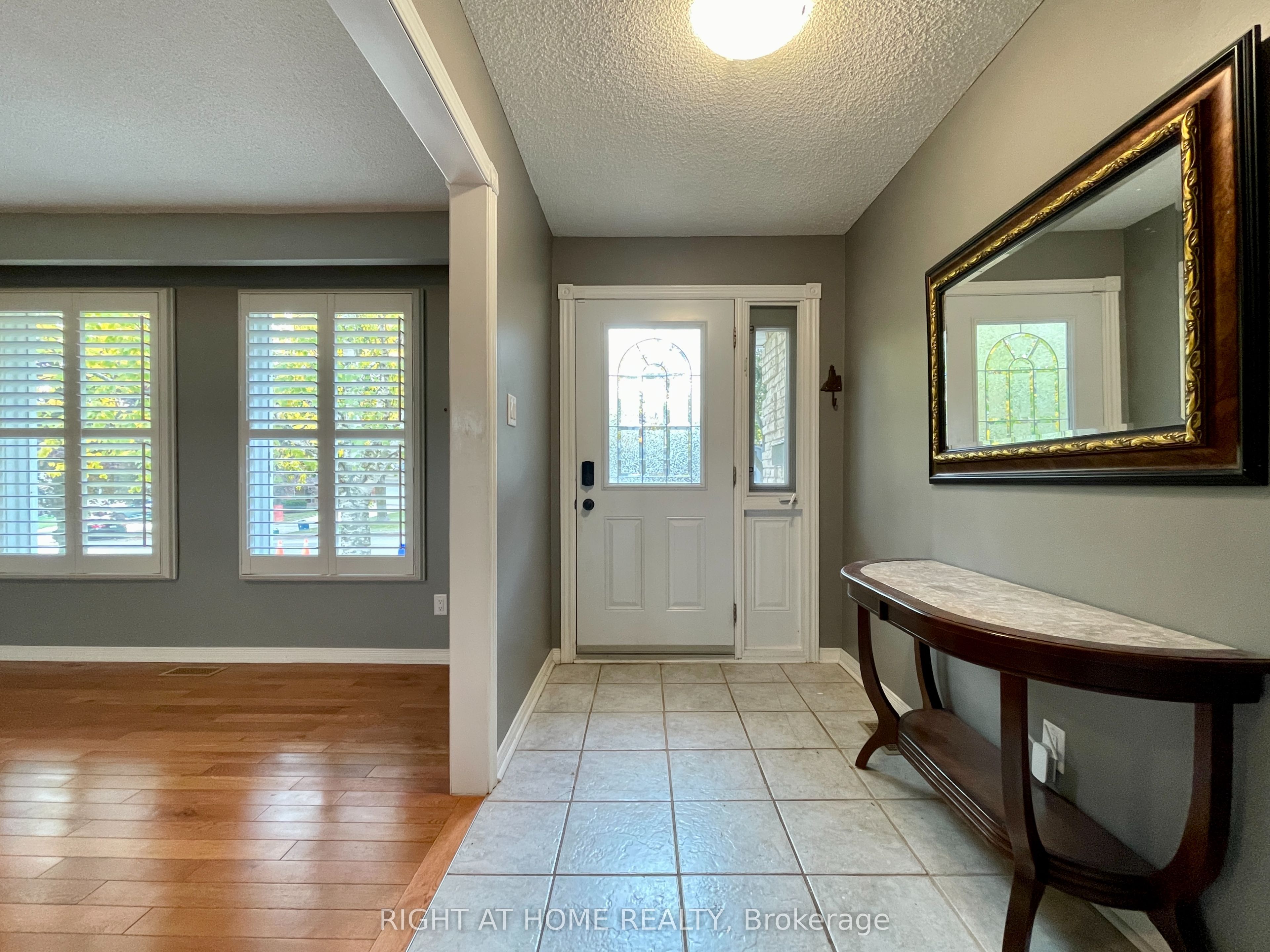 183 Autumn Hill Crescent Upper Property Photo 4