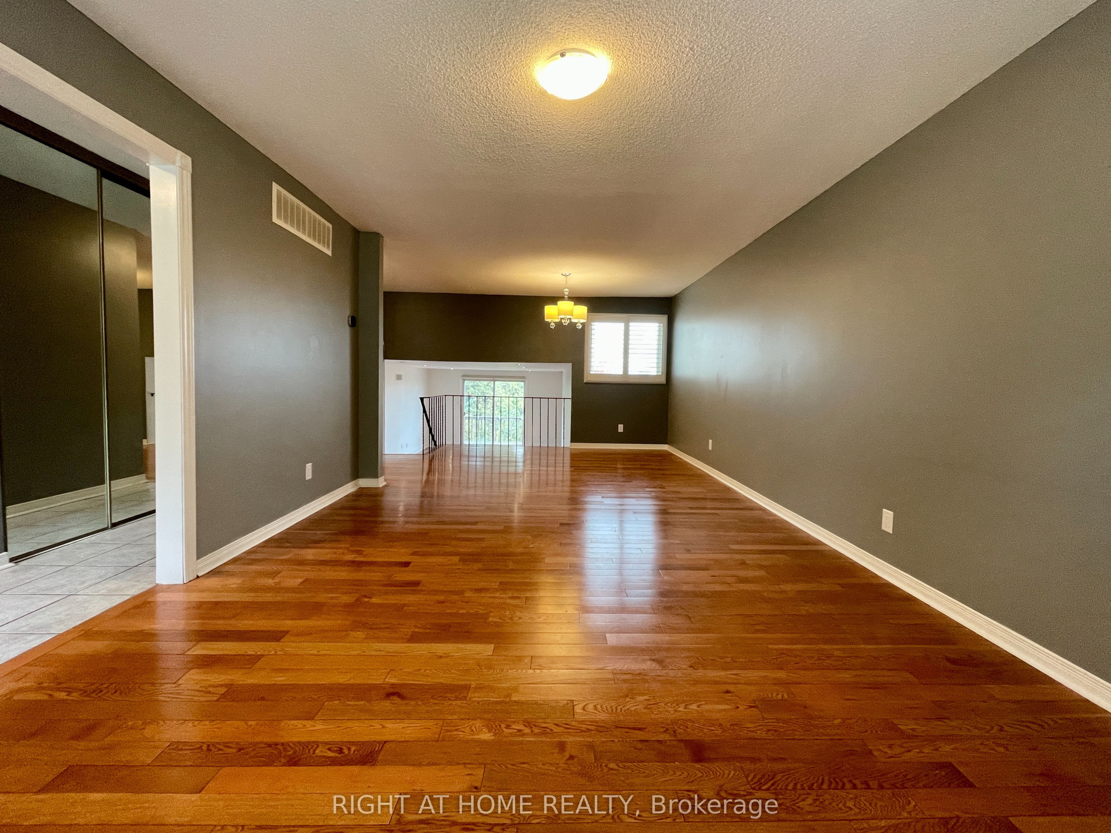 183 Autumn Hill Crescent Upper Property Photo 6