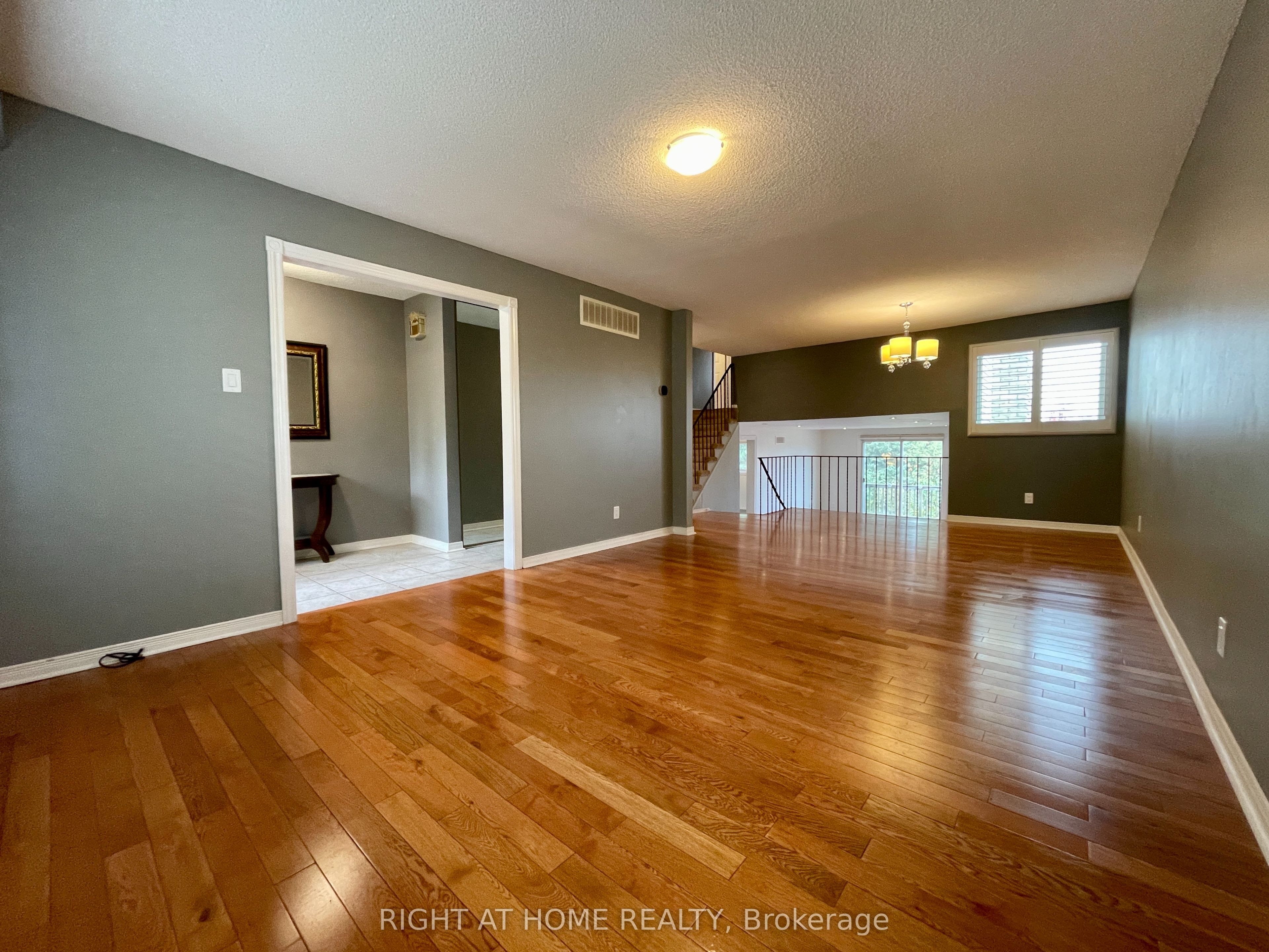 183 Autumn Hill Crescent Upper Property Photo 7