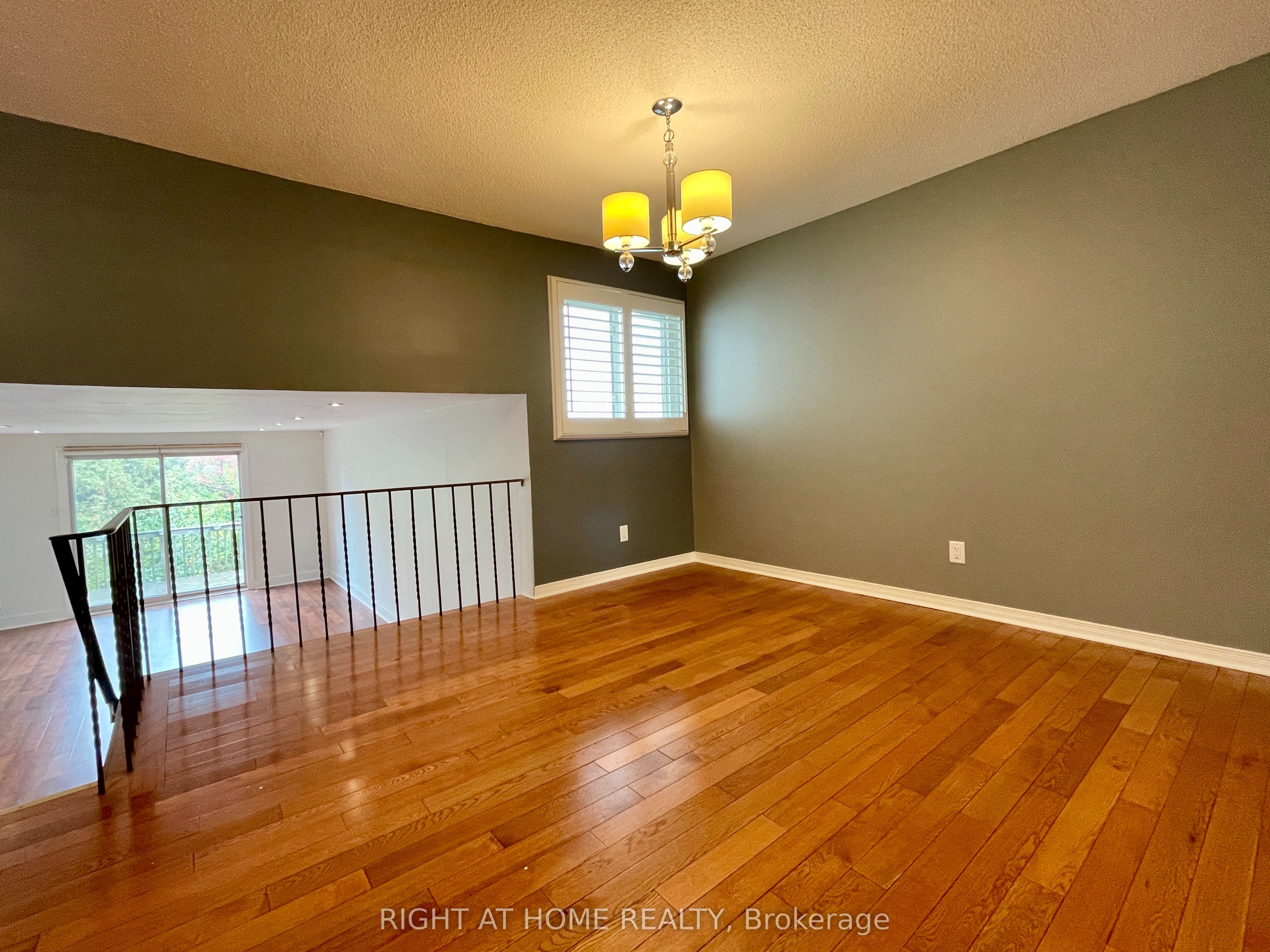 183 Autumn Hill Crescent Upper Property Photo 8