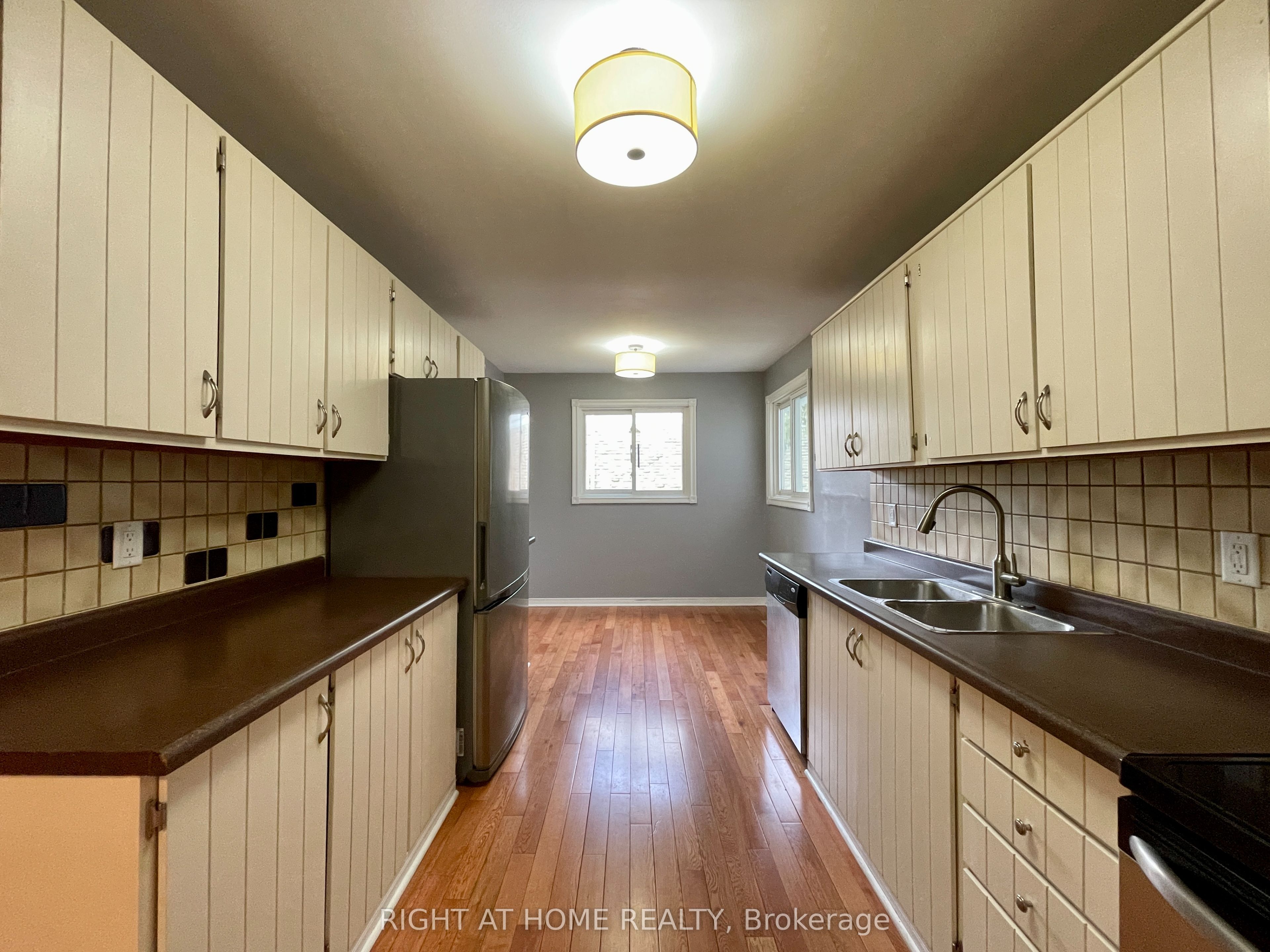183 Autumn Hill Crescent Upper Property Photo 9
