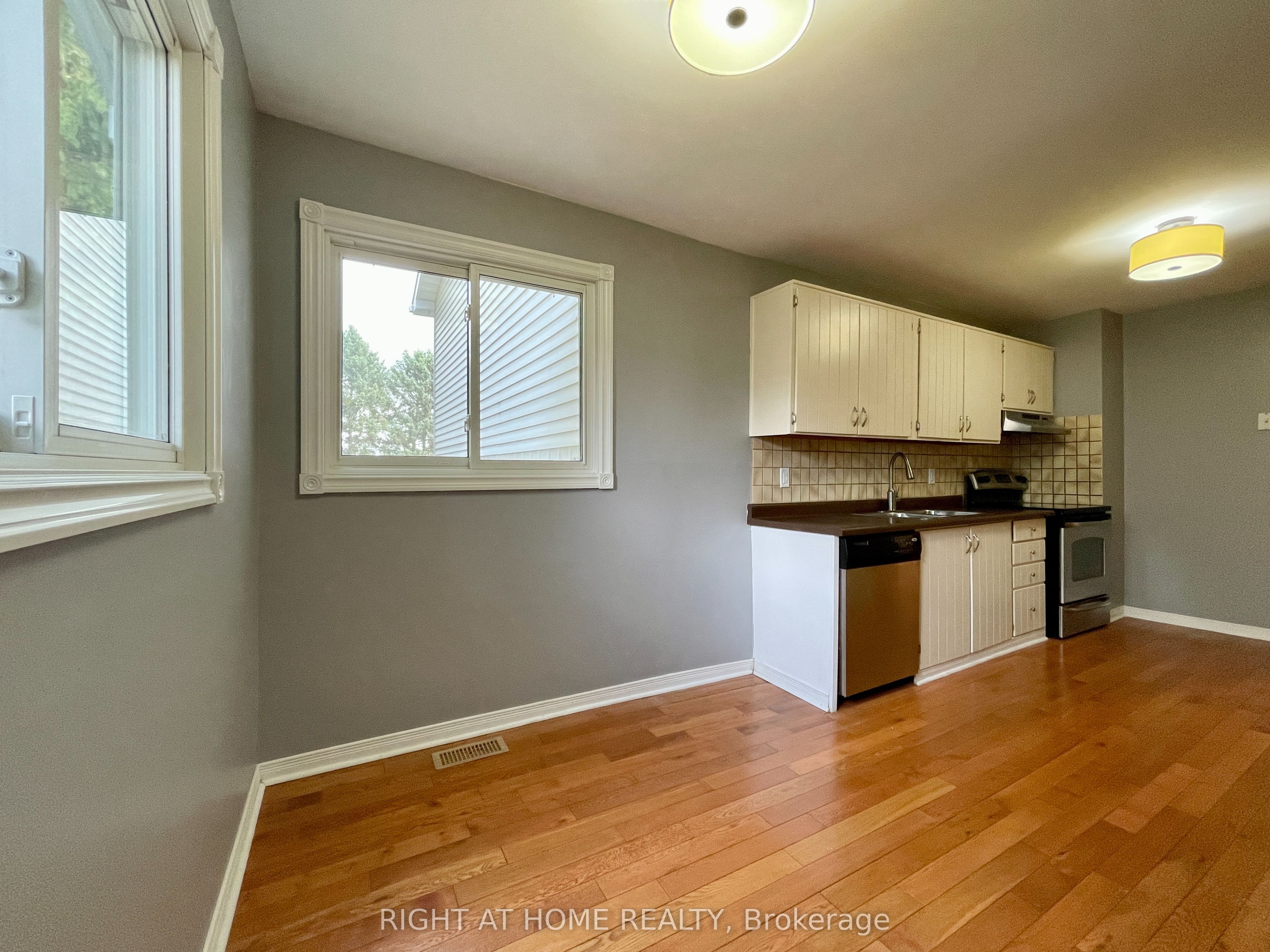 183 Autumn Hill Crescent Upper Property Photo 11