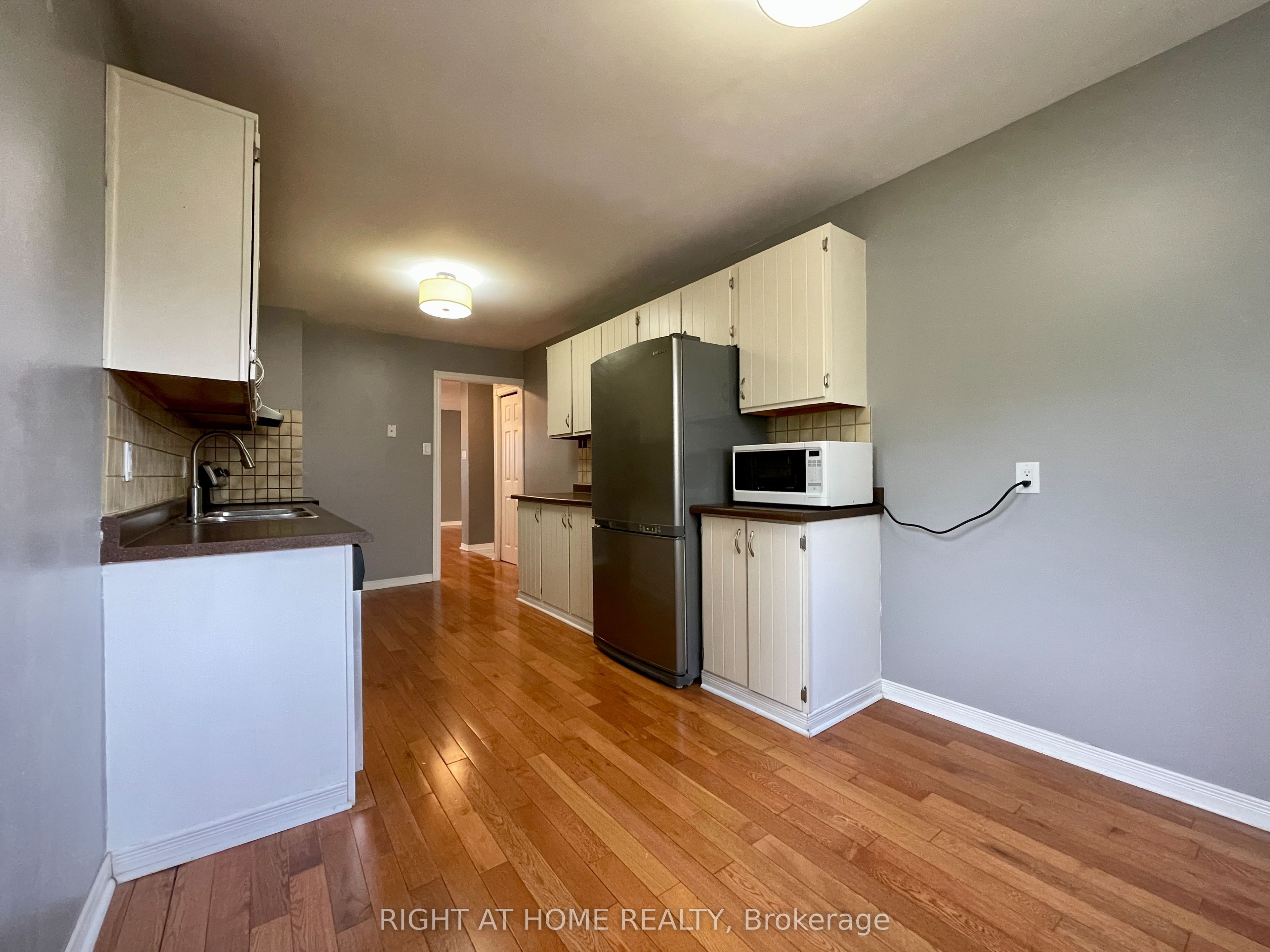 183 Autumn Hill Crescent Upper Property Photo 12