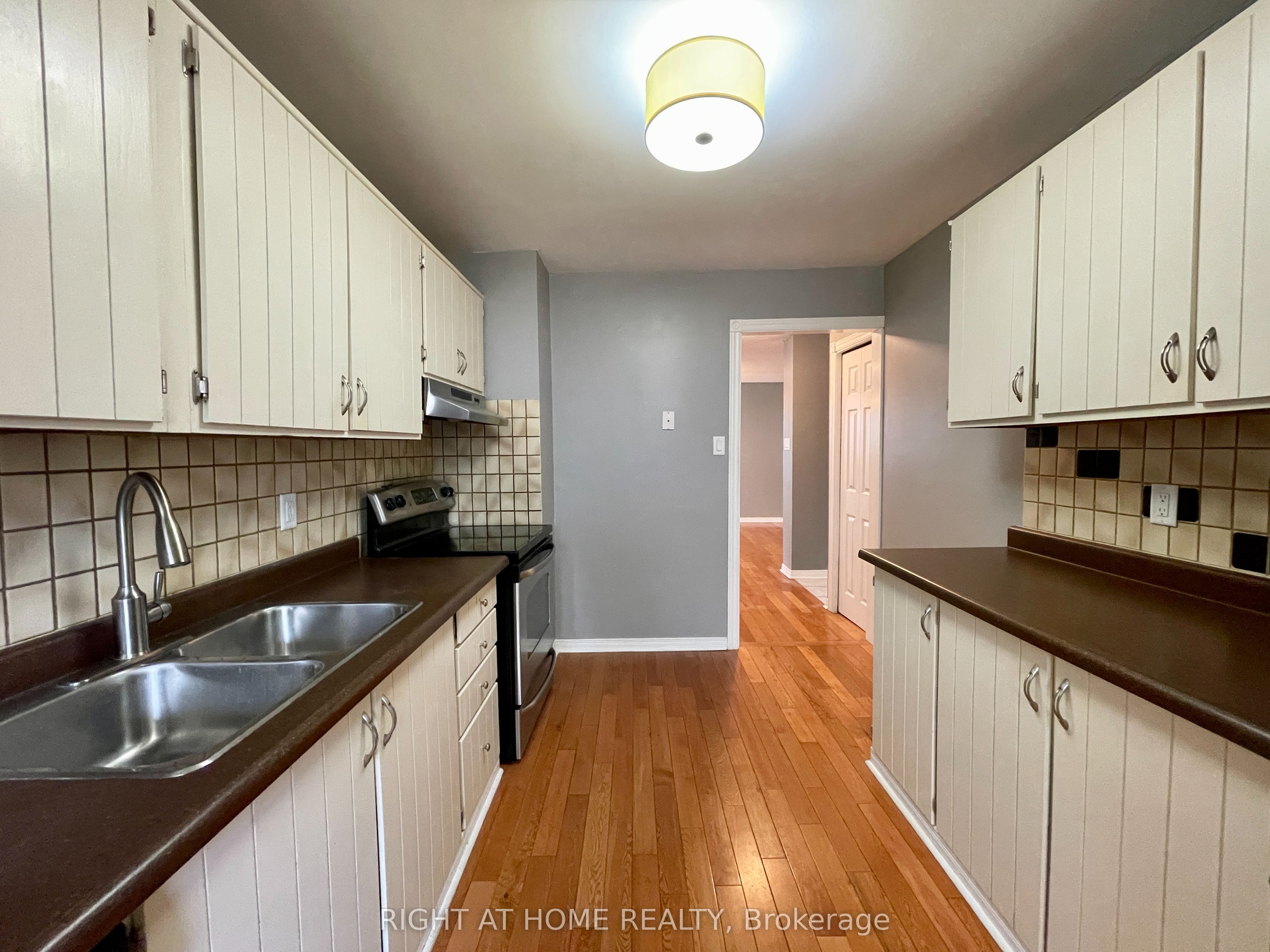 183 Autumn Hill Crescent Upper Property Photo 13