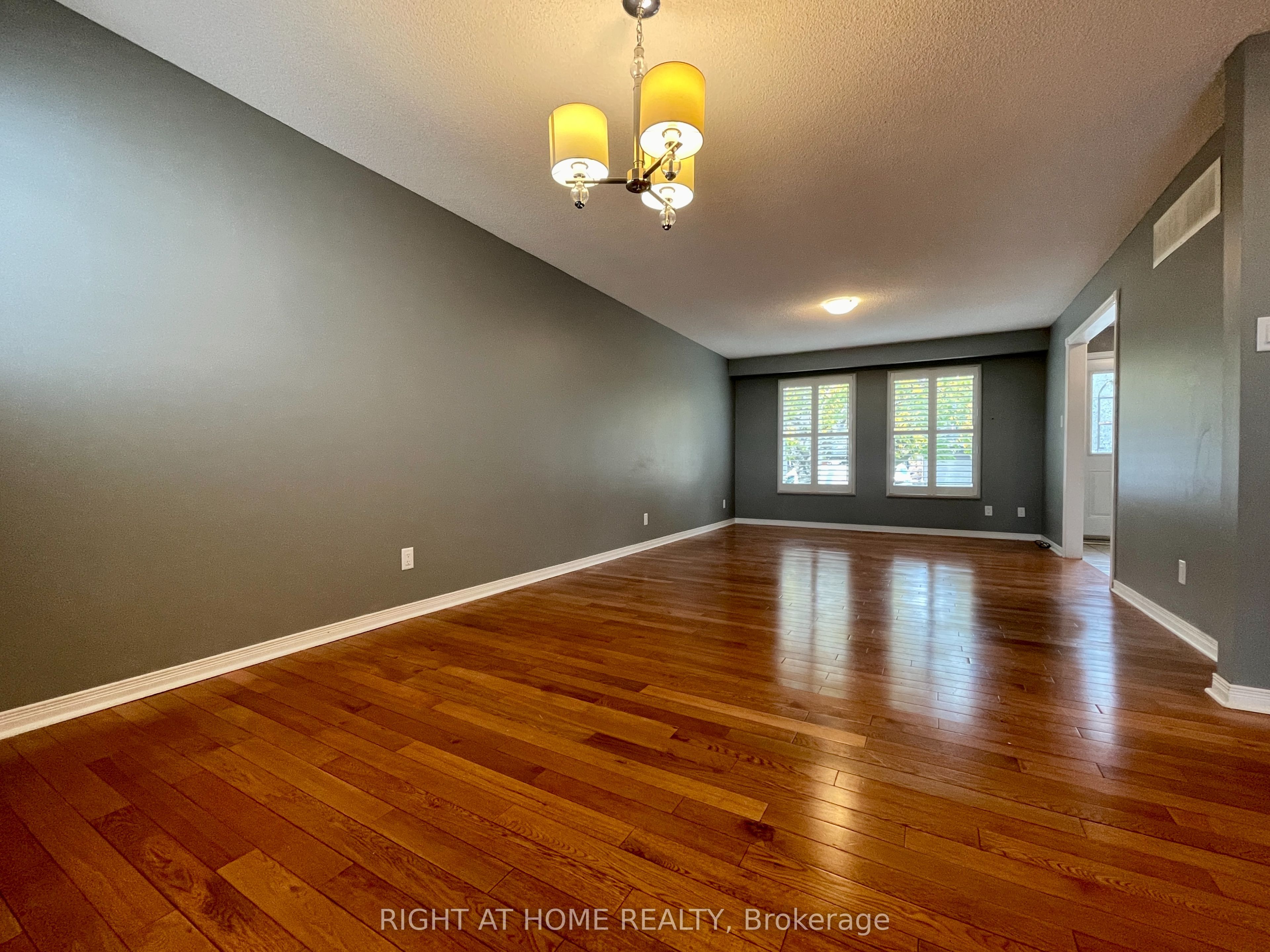 183 Autumn Hill Crescent Upper Property Photo 14