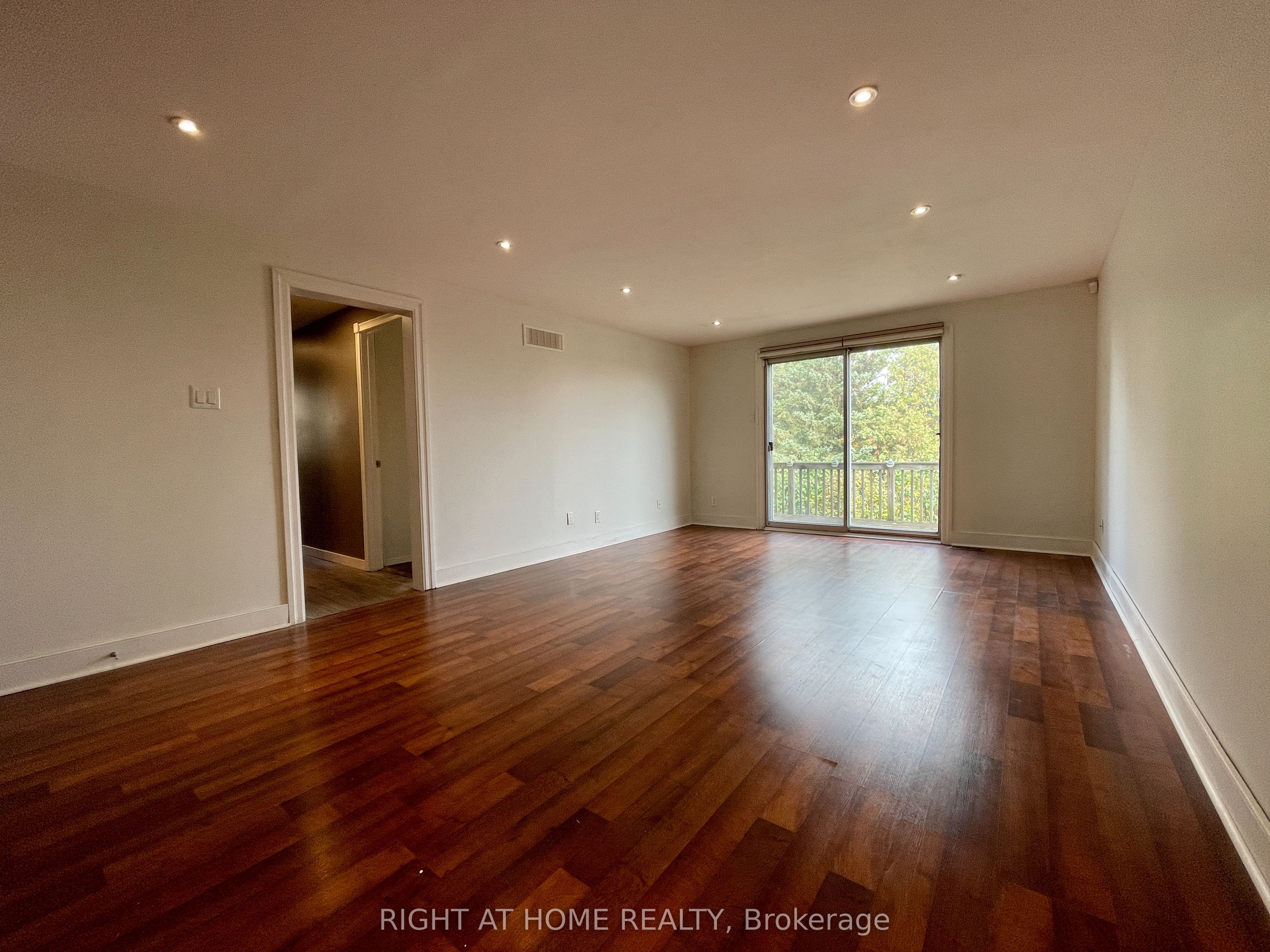 183 Autumn Hill Crescent Upper Property Photo 15