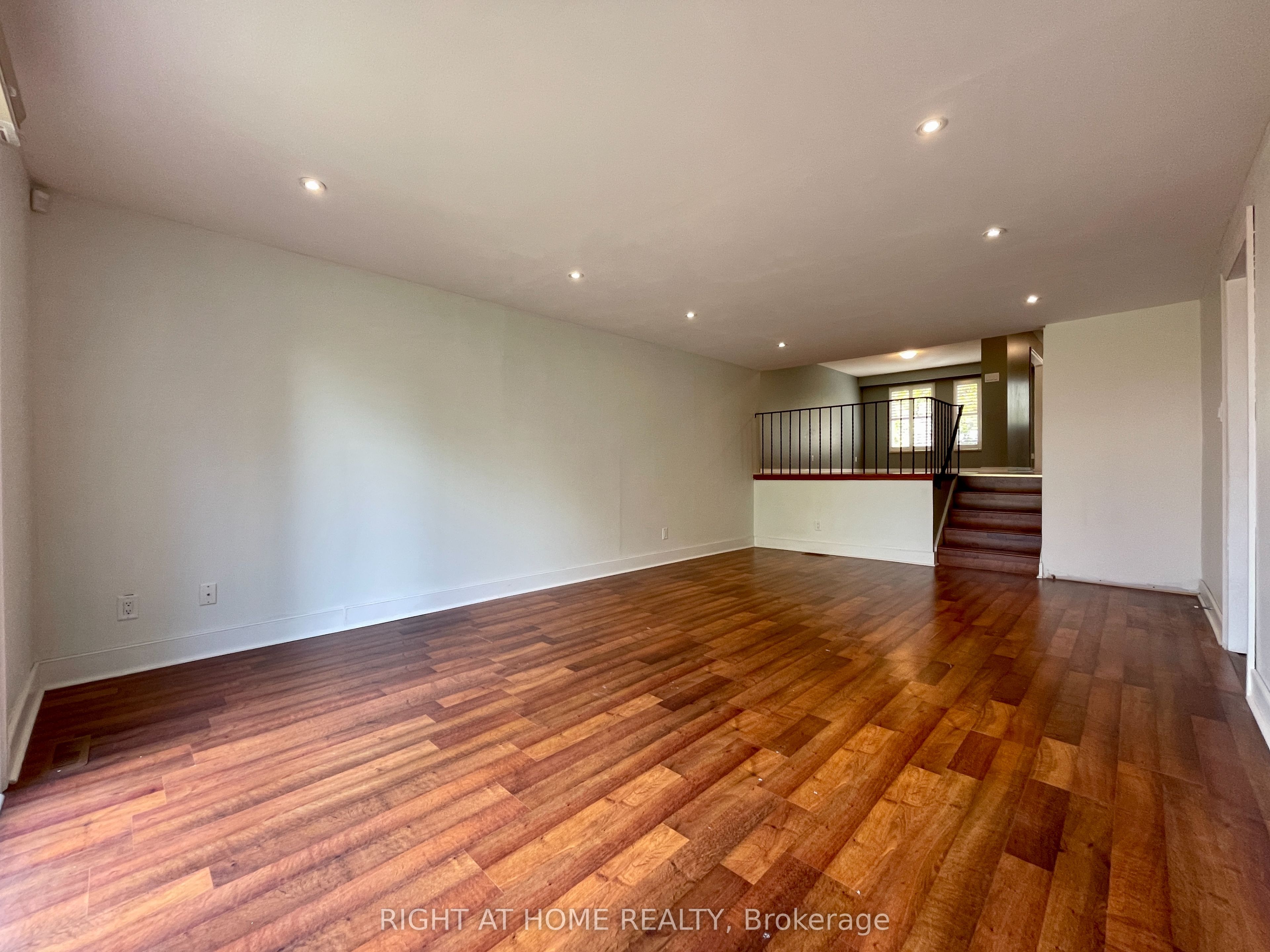 183 Autumn Hill Crescent Upper Property Photo 16