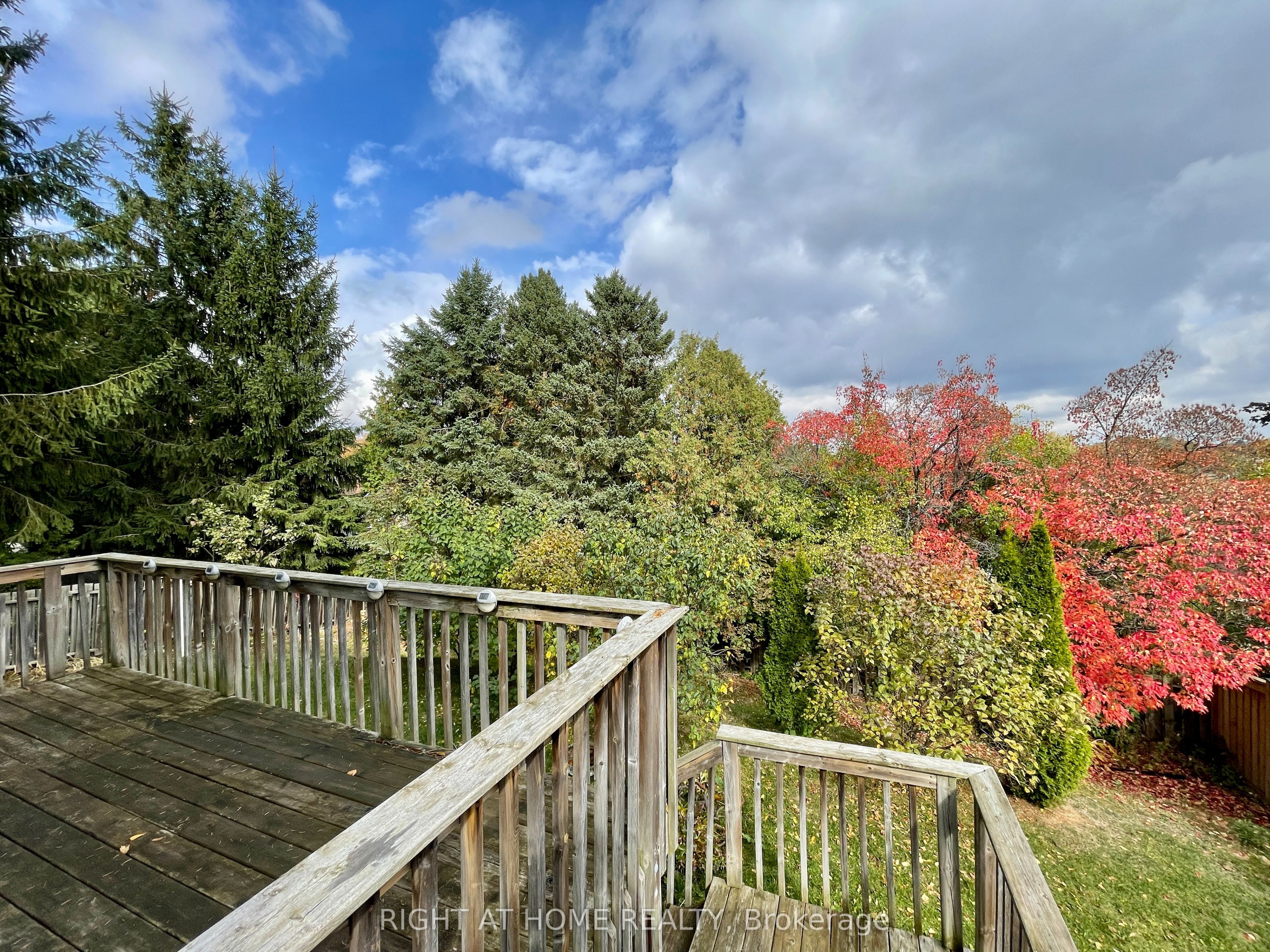 183 Autumn Hill Crescent Upper Property Photo 17