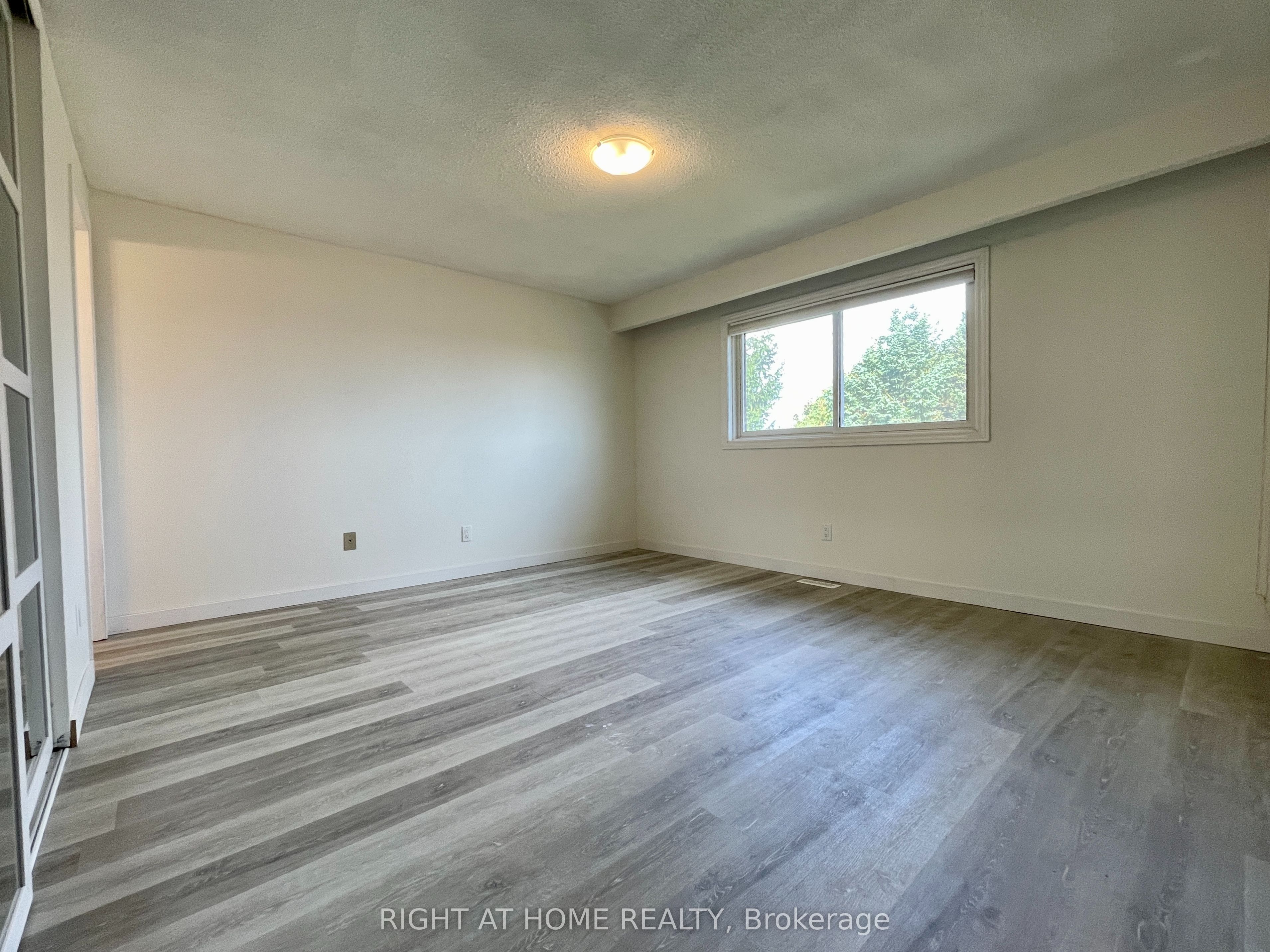 183 Autumn Hill Crescent Upper Property Photo 20