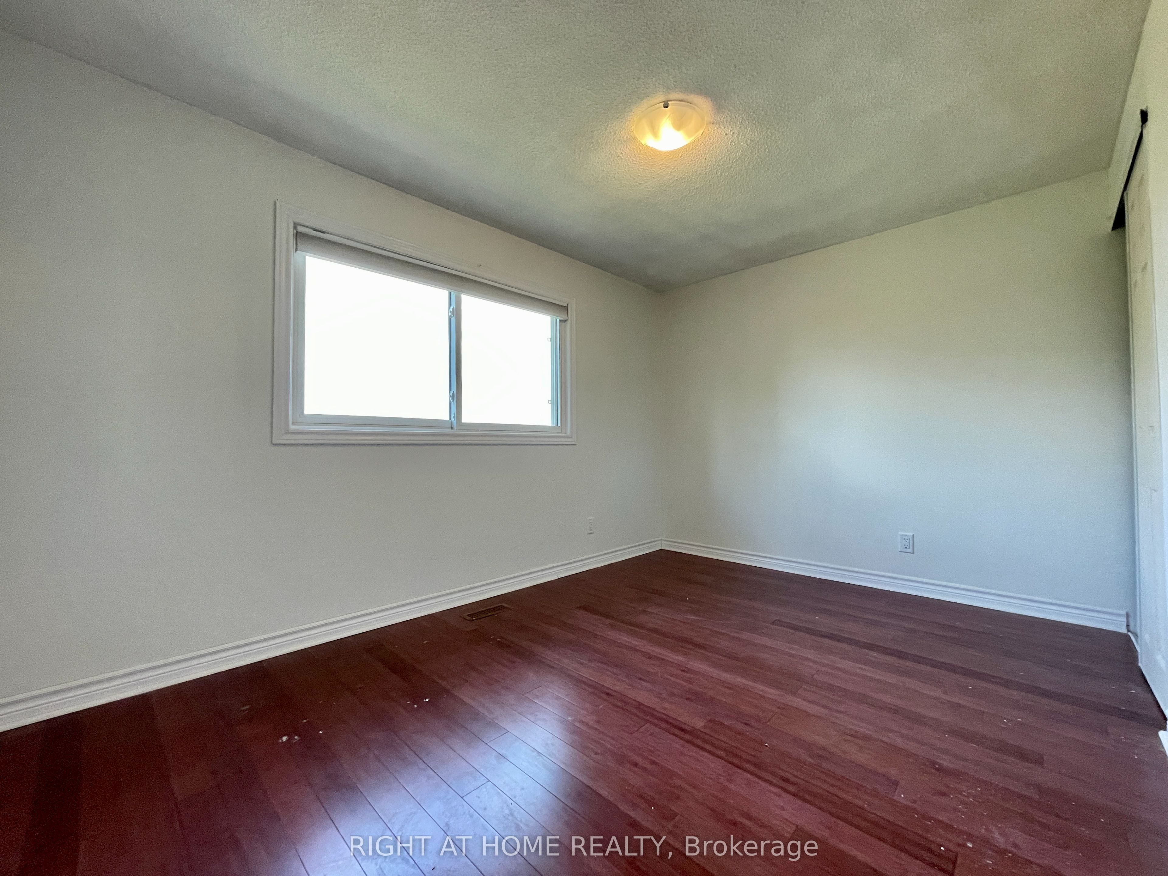 183 Autumn Hill Crescent Upper Property Photo 22